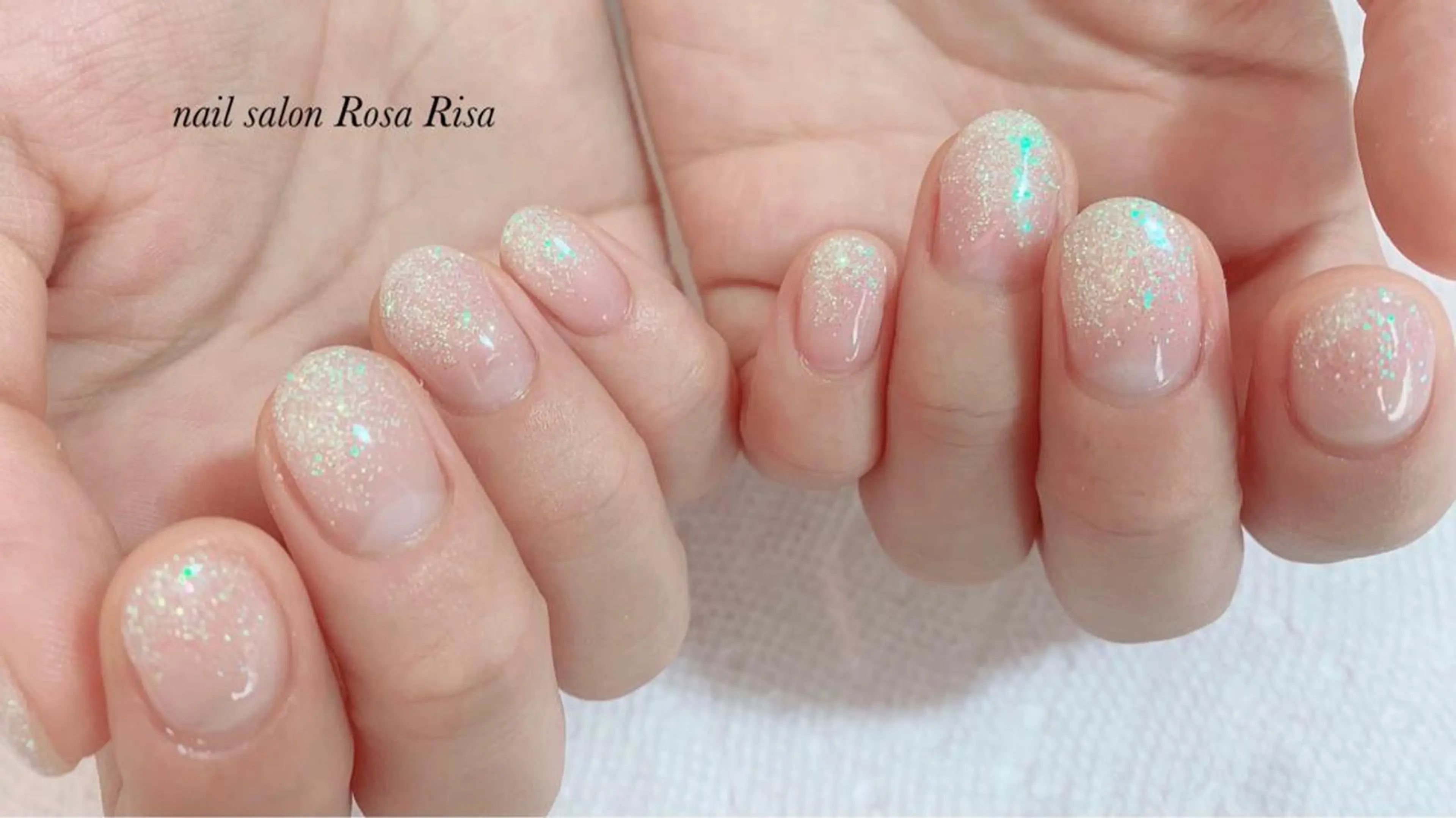 ショート ネイル オーロラネイル ラメ(グリッター) ネイルスタジオ シェイクユアハンズのネイルデザイン