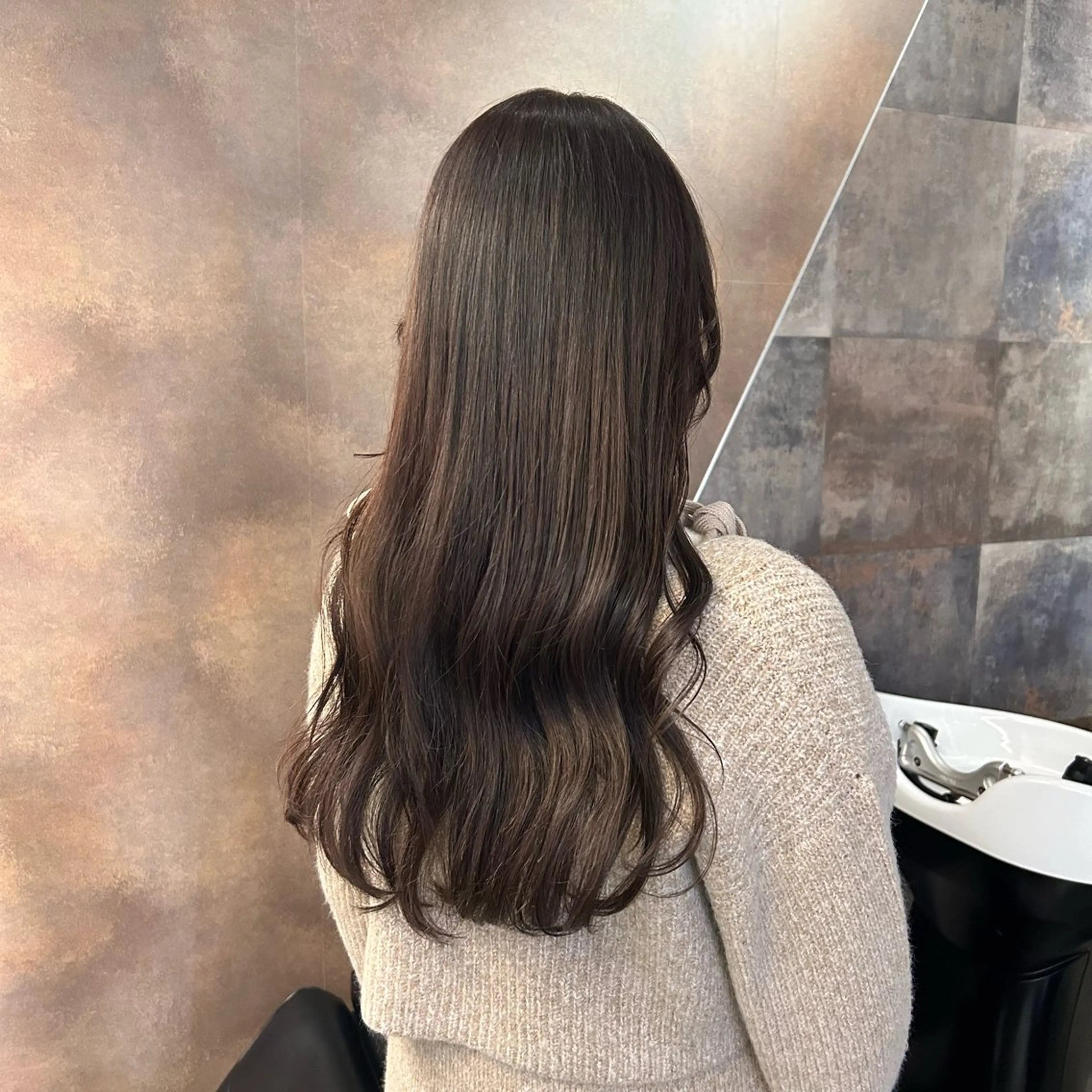 ロング カラー カット ヘアカラー SAKINO． ベージュカラーのヘアスタイル