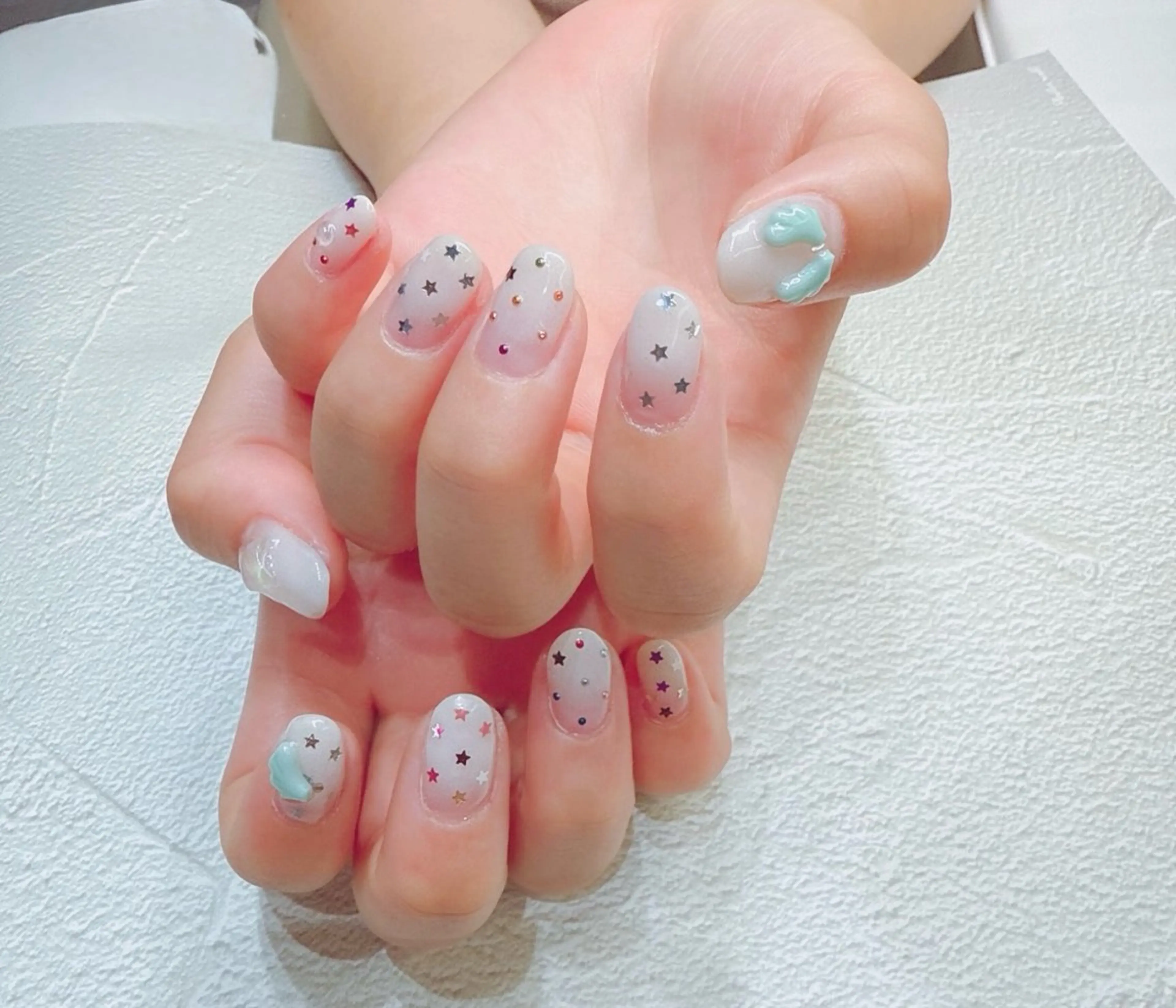ネイル 韓国ネイル ミラーネイル ぷっくりネイル リボン ホワイト ハンドネイル ハンドケア NailSalon✨ Écrinエクランのネイルデザイン