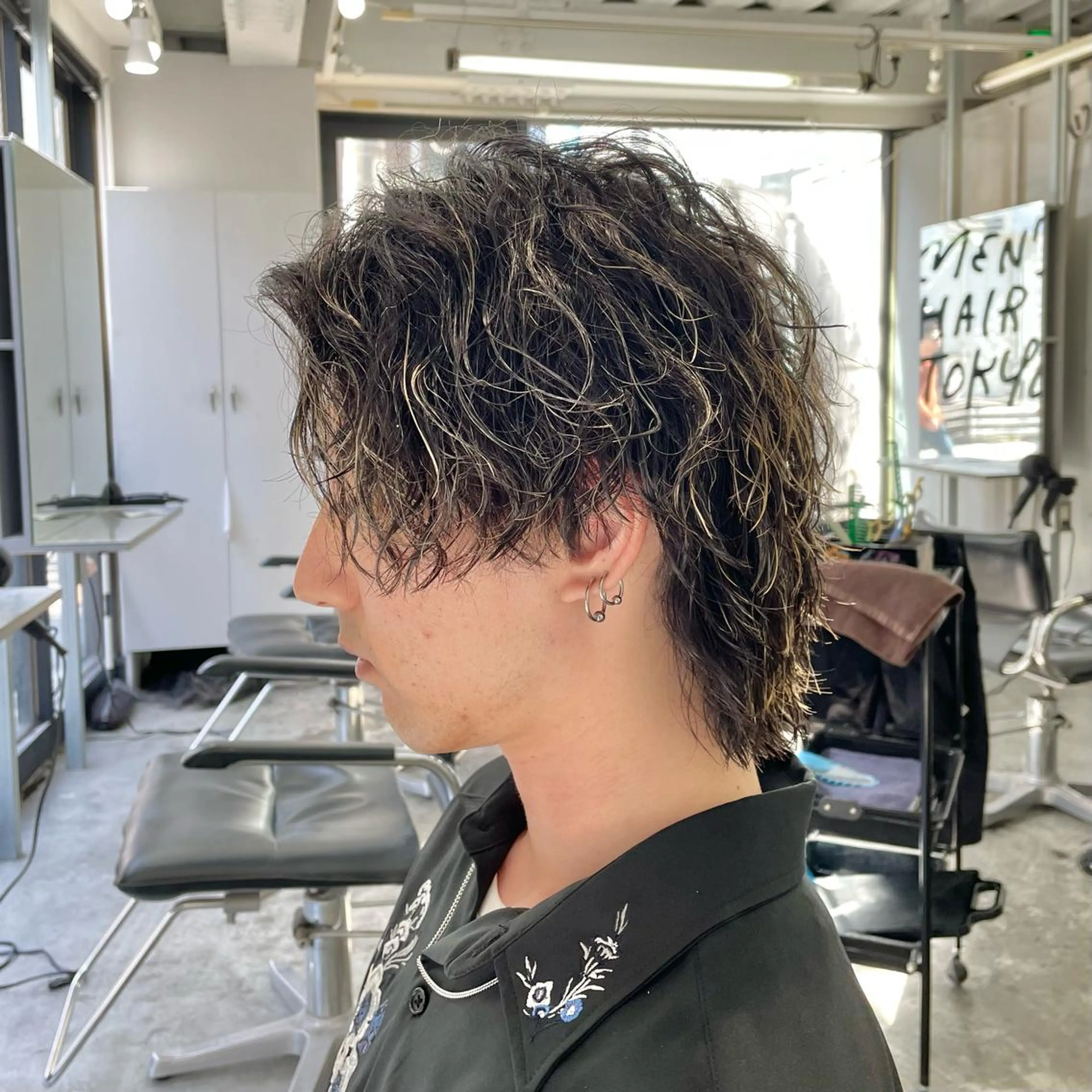 ミディアム カラー パーマ メンズ メンズハイライト メンズウルフカット ハイライトカラー ハイライト ウルフカット カット ヘアカラー パーマ メンズ特化美容師/ 藤戸 椋のヘアスタイル