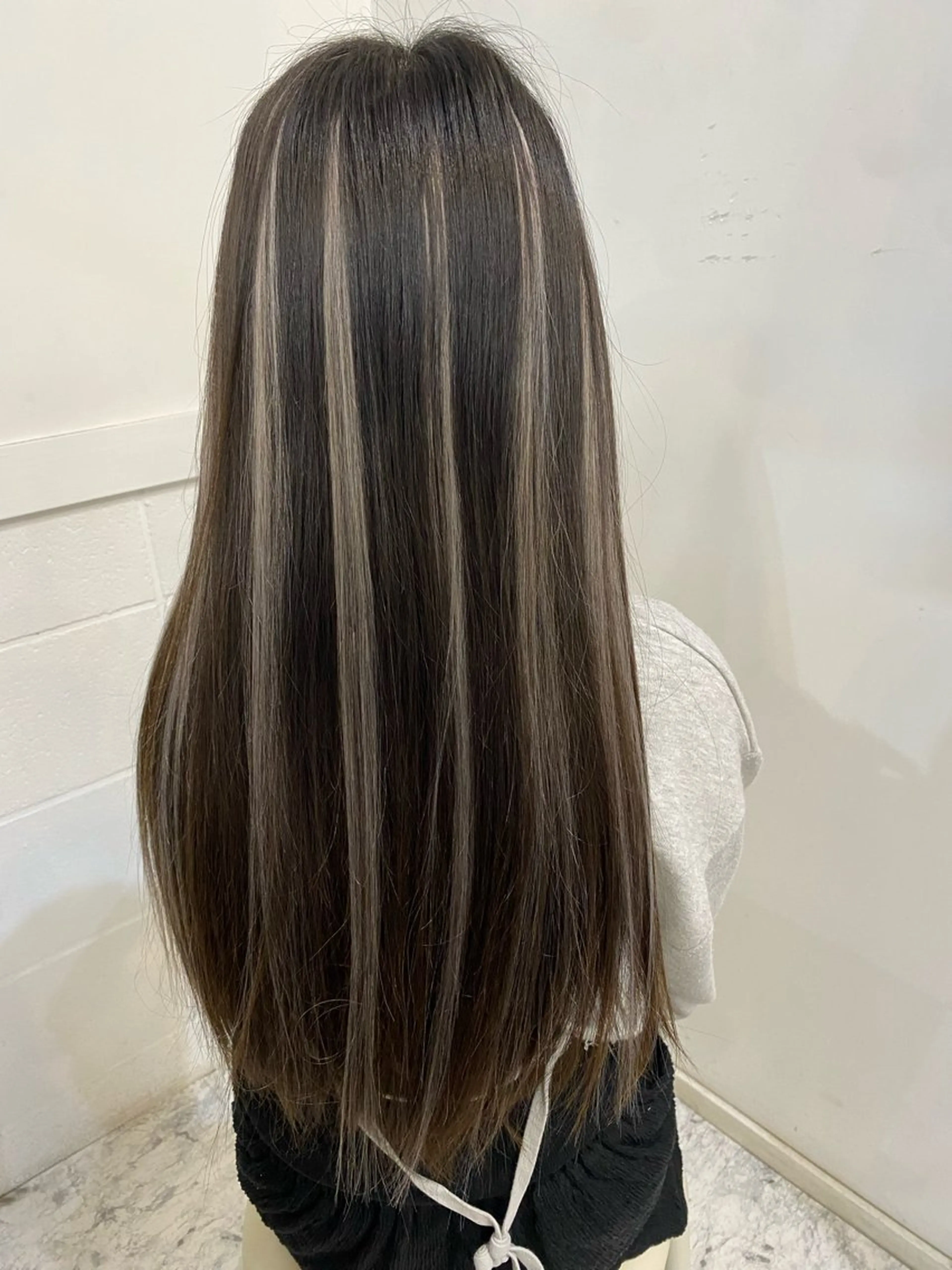 カラー ハイライトカラー シルバー BRAS ナカガワのヘアスタイル