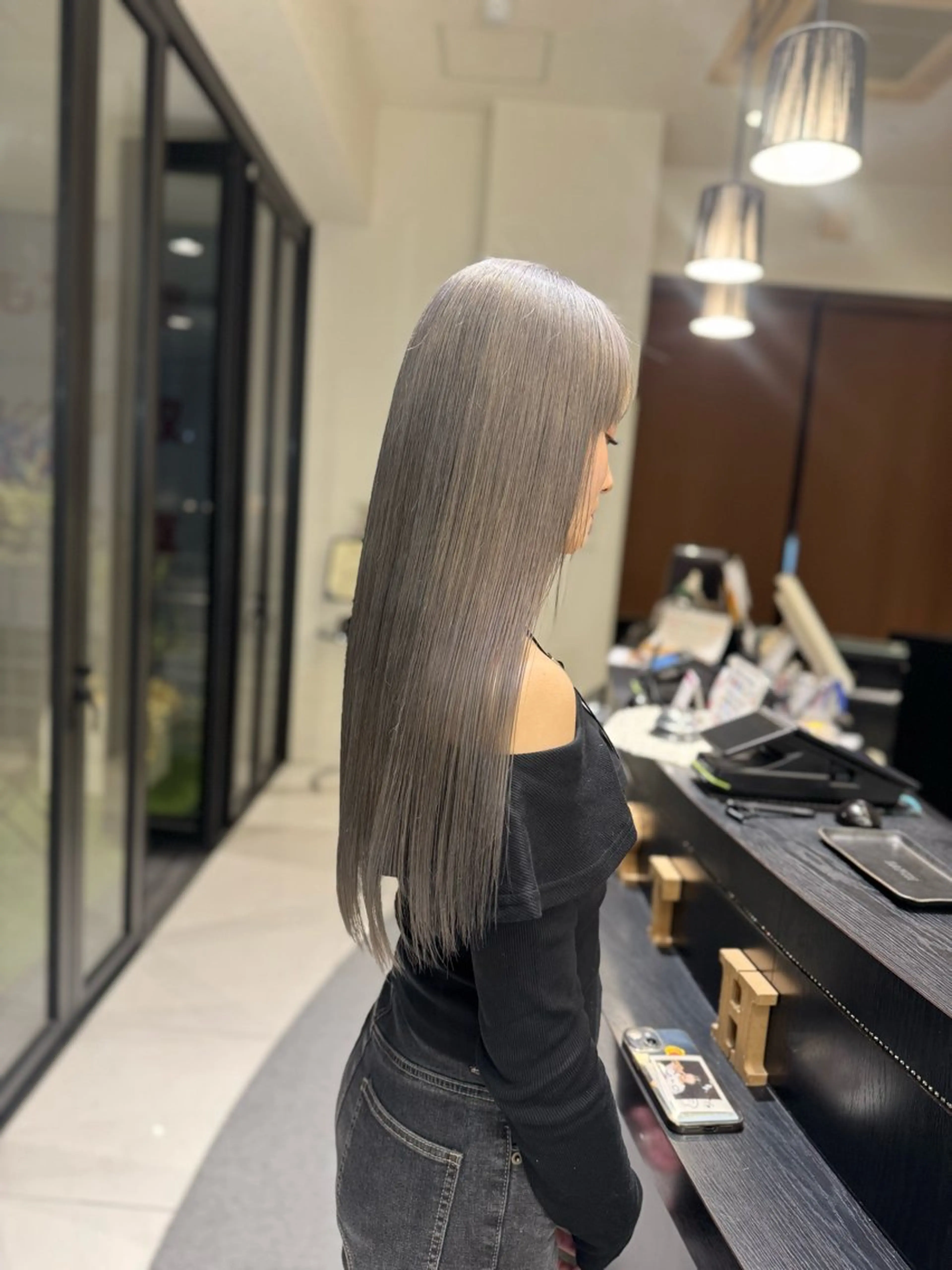 ロング カラー グレージュ シルバー シルバーグレージュ 伊藤 柚奈のヘアスタイル