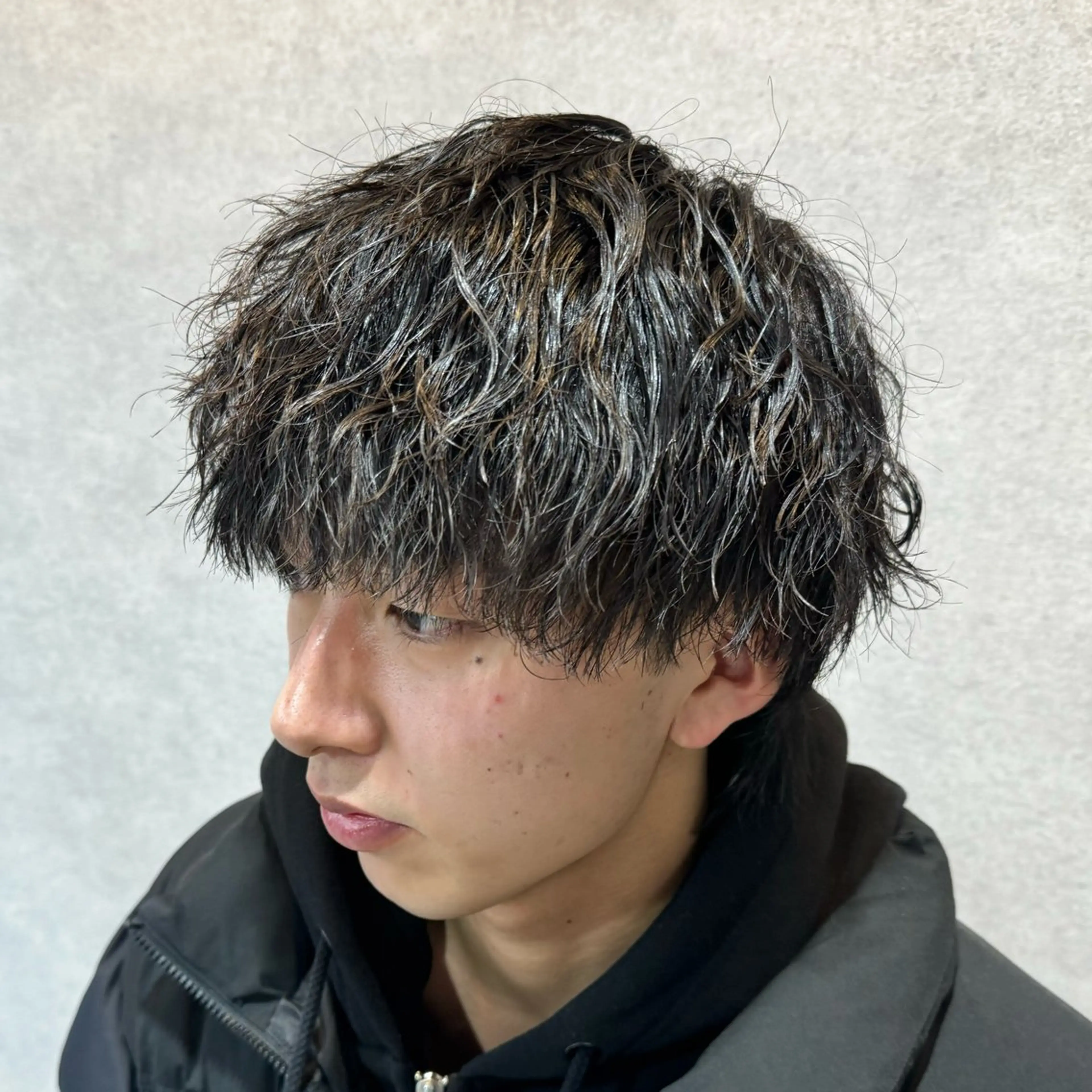 ショート カラー パーマ ヘアアレンジ メンズ センターパート メンズハイライト メンズメッシュ マッシュ メンズパーマ カット パーマ トリートメント ヘッドスパ ヘアセット 仕上がり満足度No. 1🔥BLUCK🔥のヘアスタイル