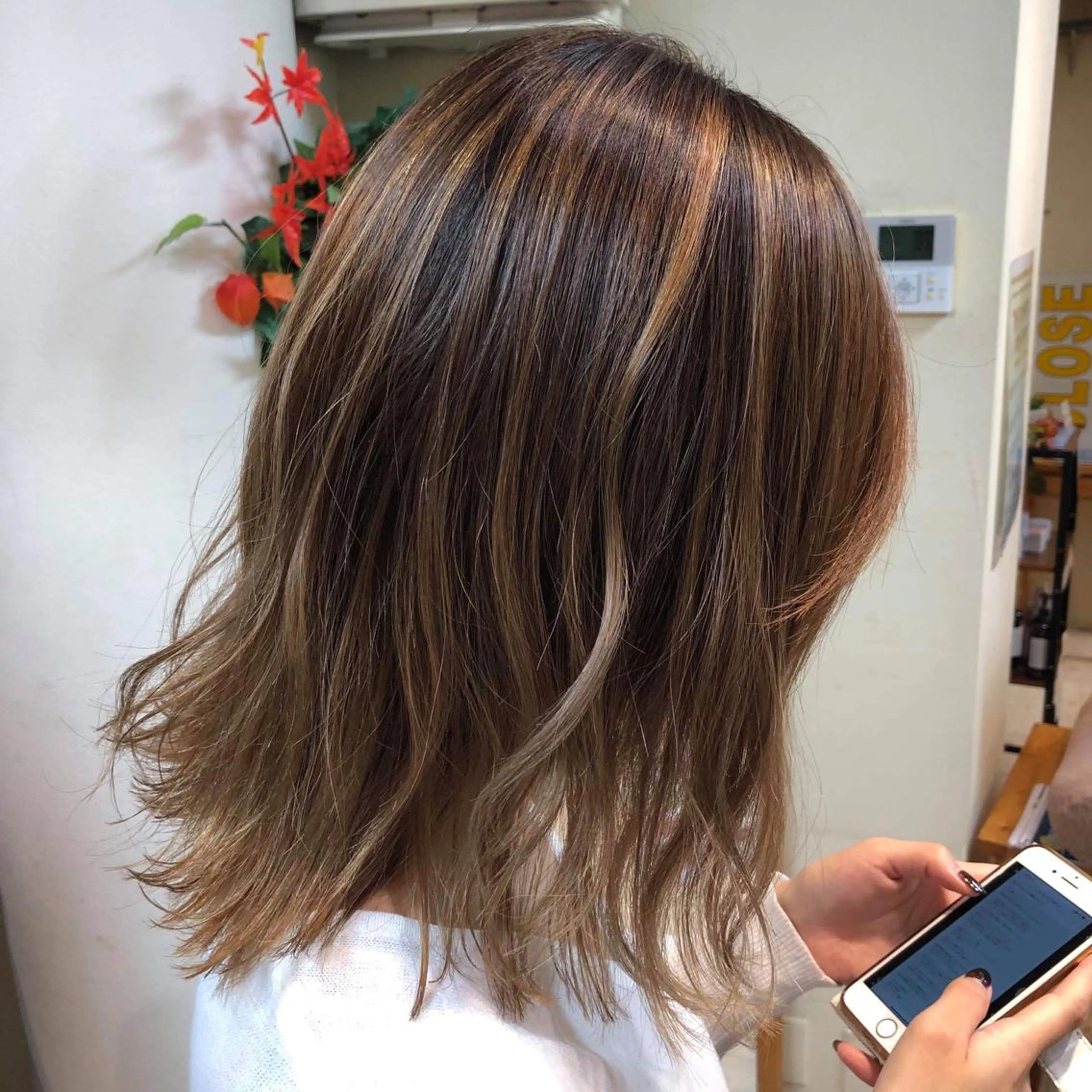 ミディアム カラー レイヤーカット✖️ 柔らかベージュカラーのヘアスタイル