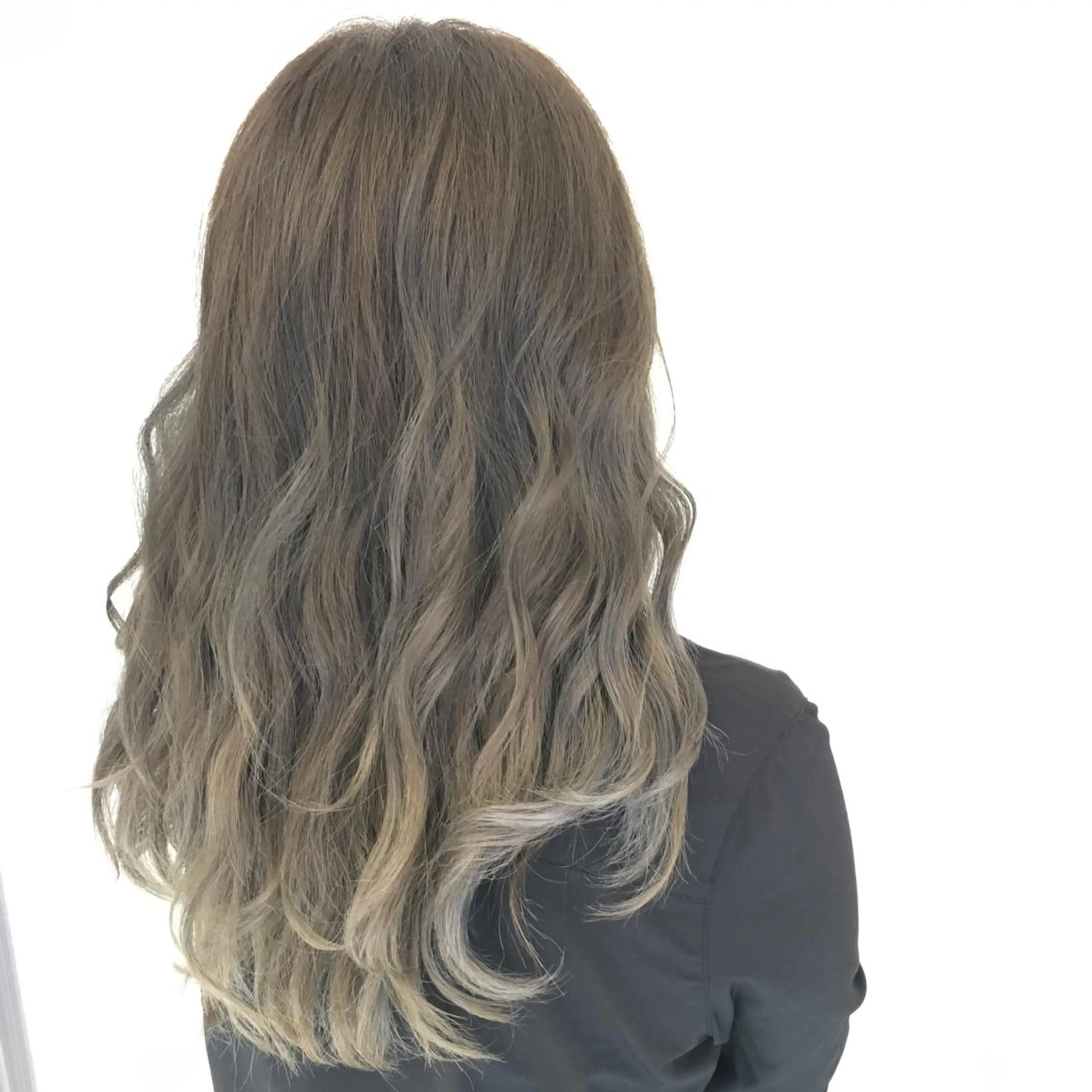 セミロング ロング カラー グラデーションカラー グレージュ カーキグレージュ 西川 ヒロキのヘアスタイル