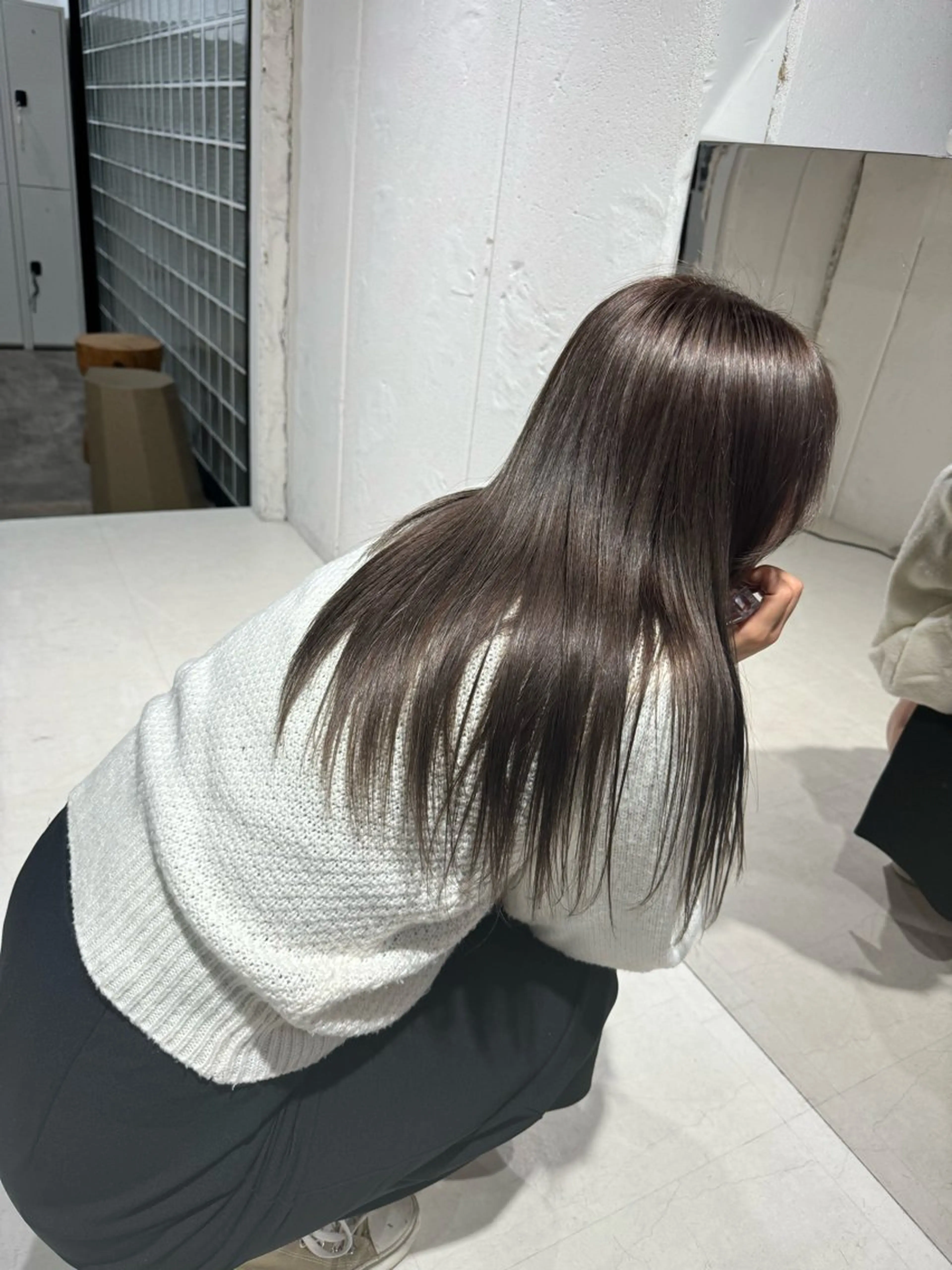 カラー ブリーチ グレージュ 透明感カラー/顔周り レイヤー/髪質改善のヘアスタイル