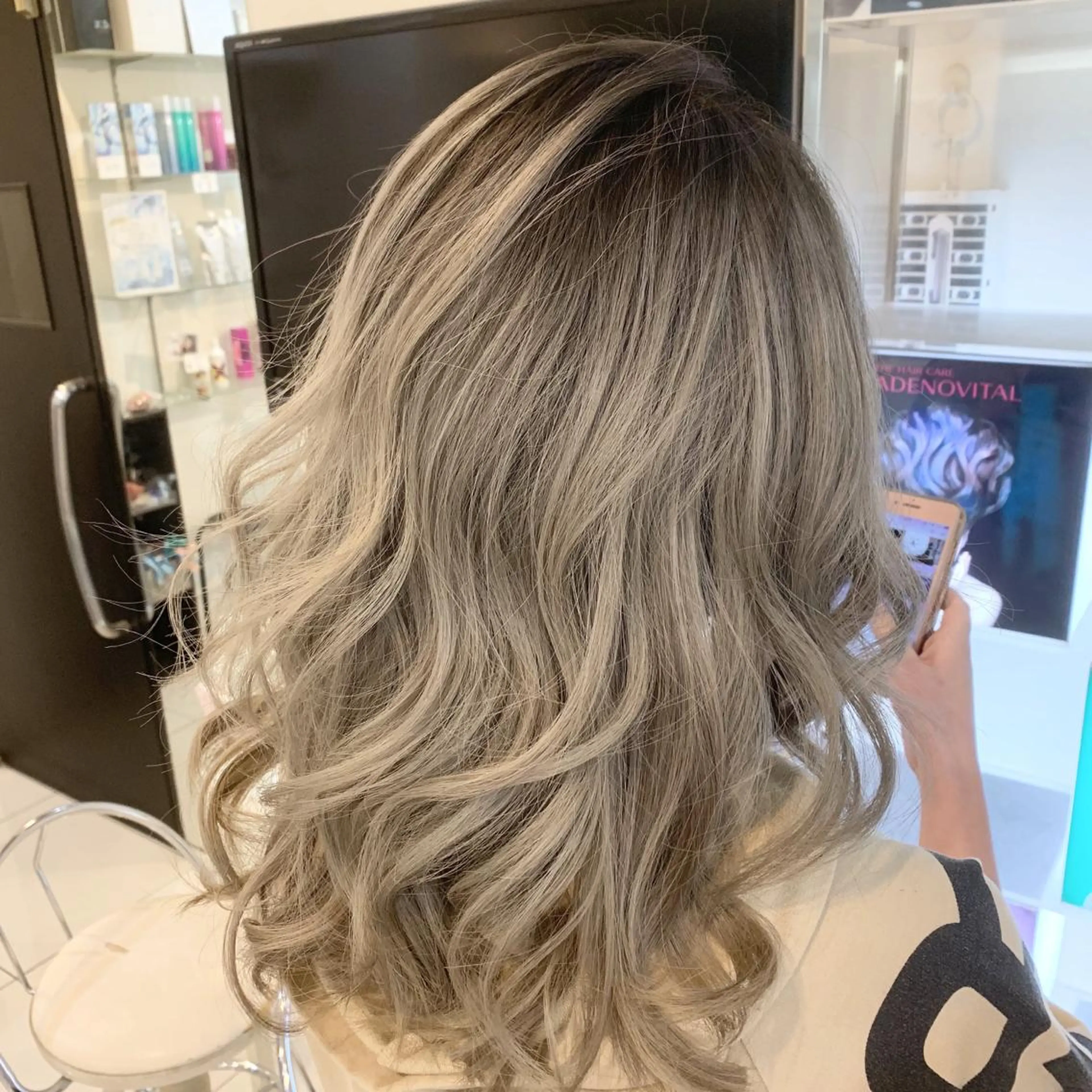 ミディアム カラー にしき さんのヘアスタイル