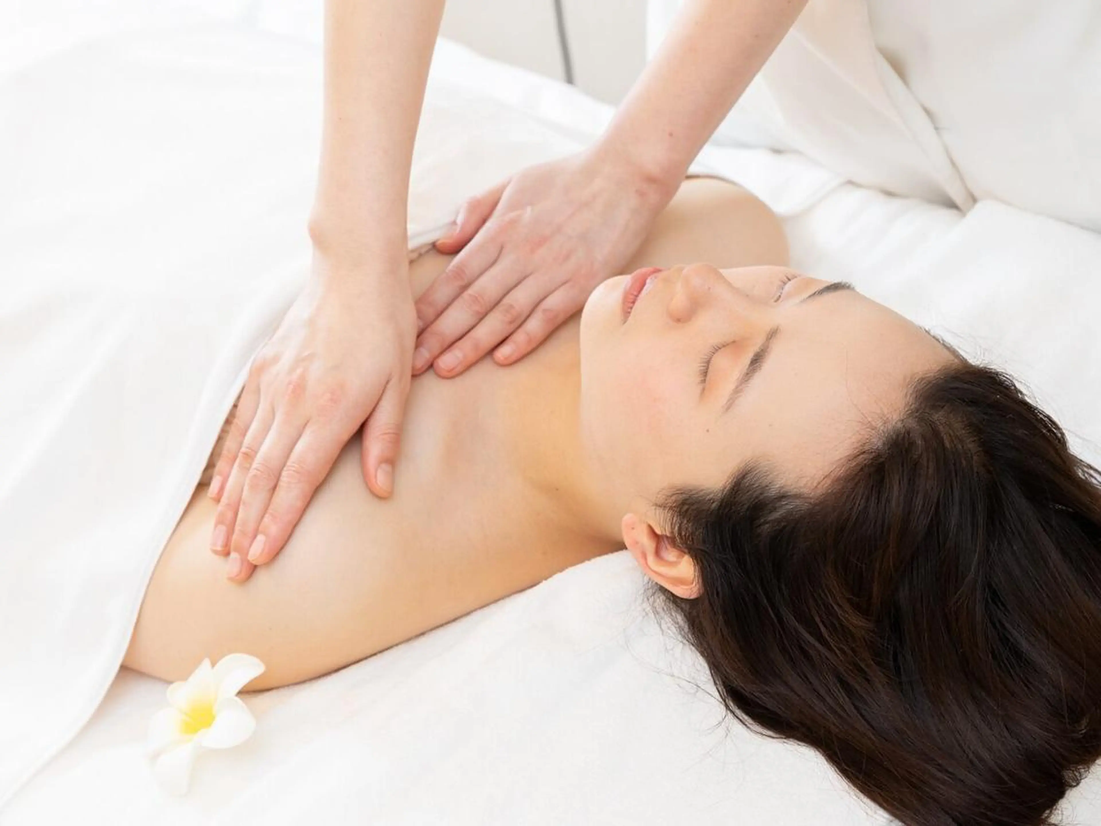 ［オプション］ デコルテ．肩・首マッサージの写真