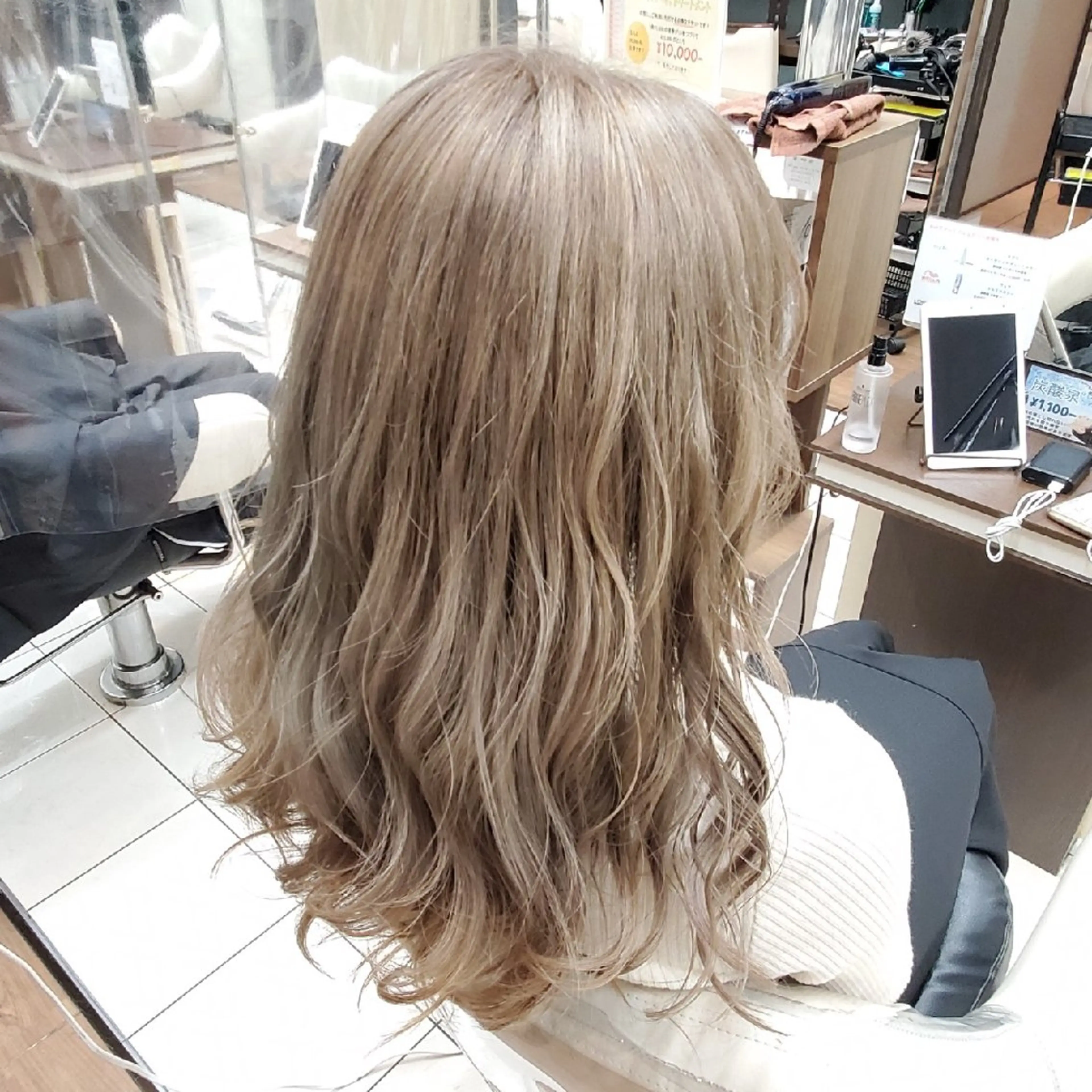 セミロング カラー ベージュカラー デザインカラー ハイトーンカラー イルミナカラー ミルクティーベージュ ヘアカラー トリートメント 推しアニメカラー🌈 ツヤ透明感カラー🦄のヘアスタイル