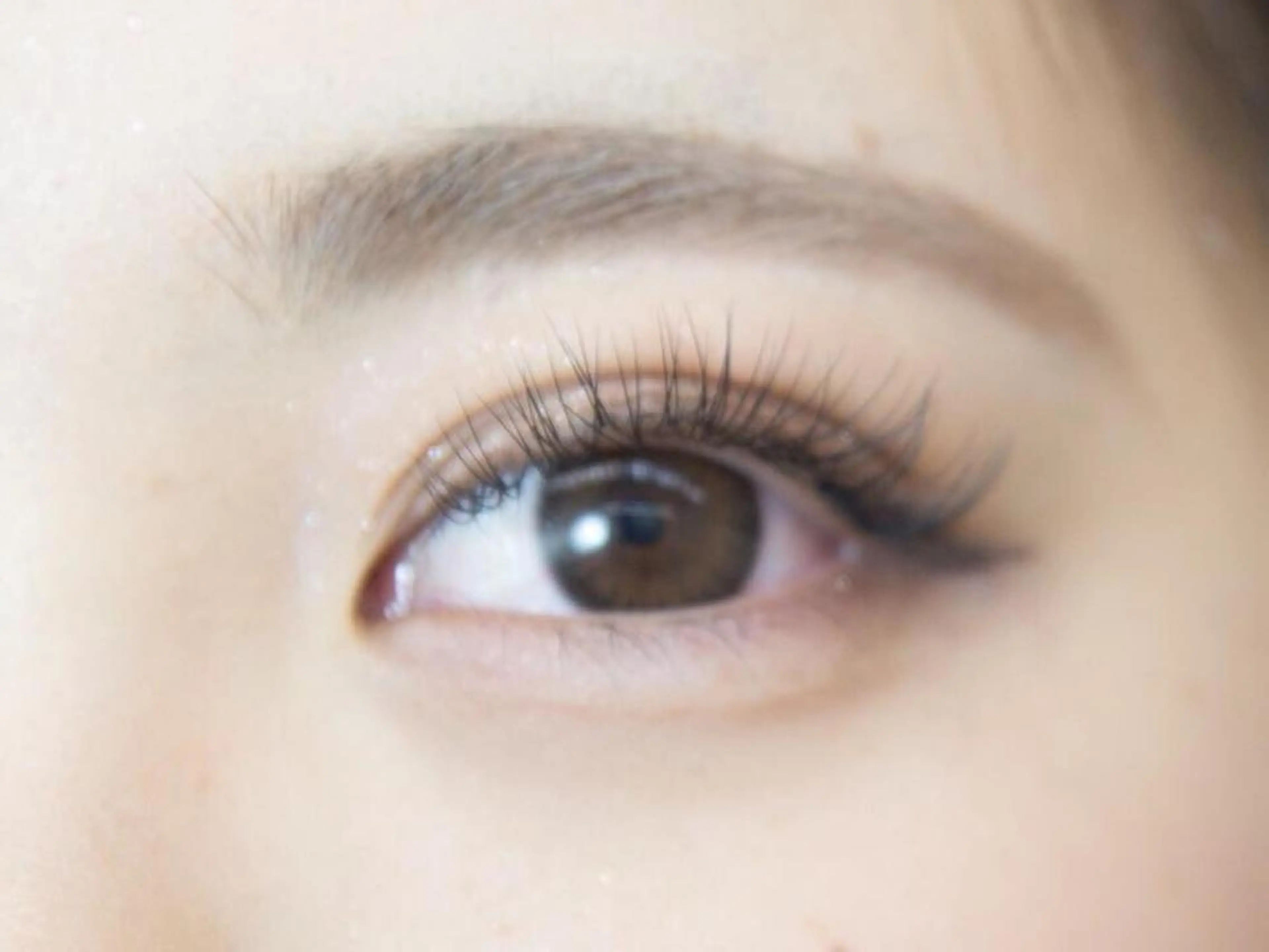 マツエク・マツパ レイヤーカット✖️ 柔らかベージュカラーのヘアスタイル