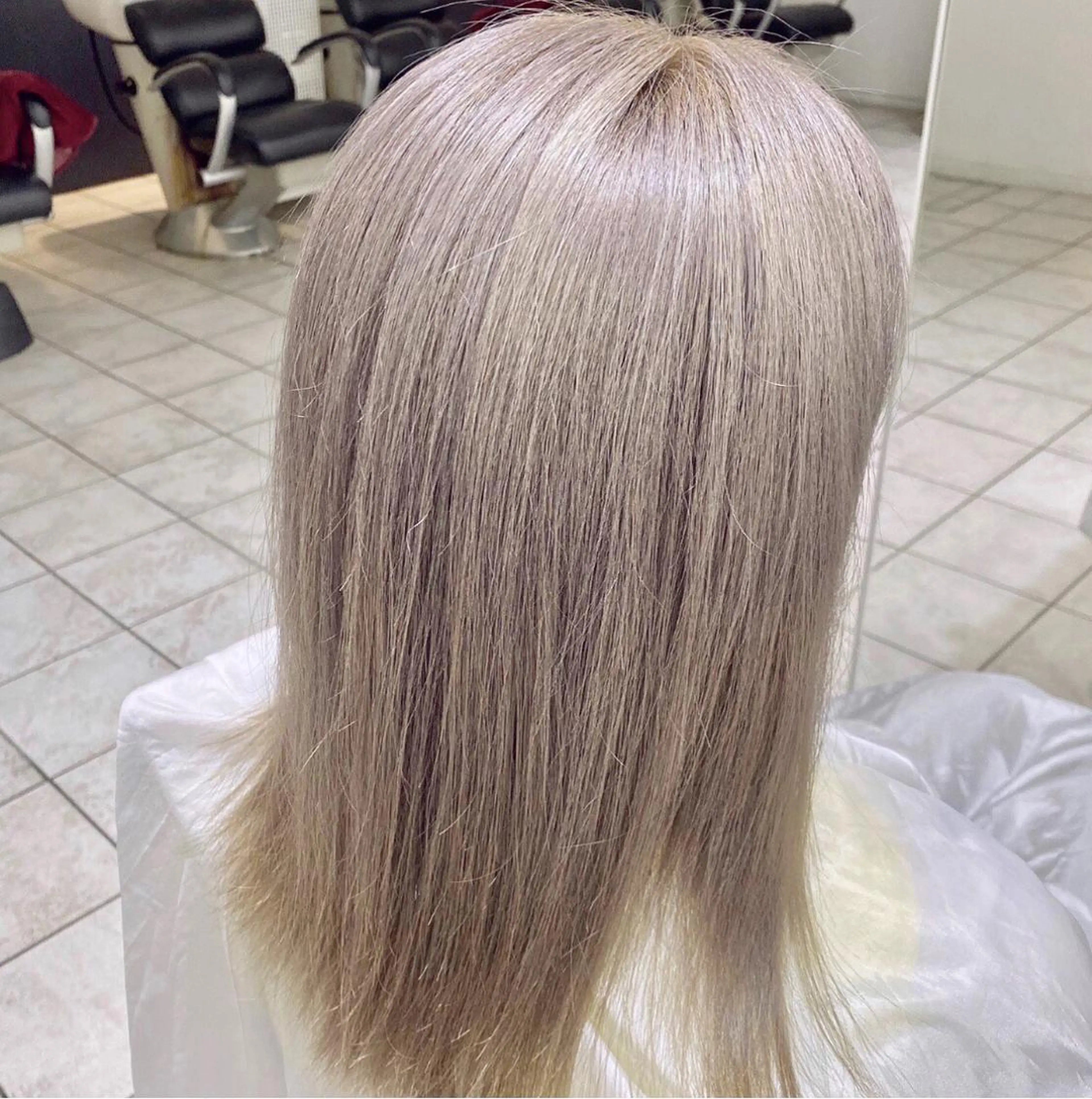 ミディアム カラー ブリーチ グレージュ MARLE 布施店のヘアスタイル