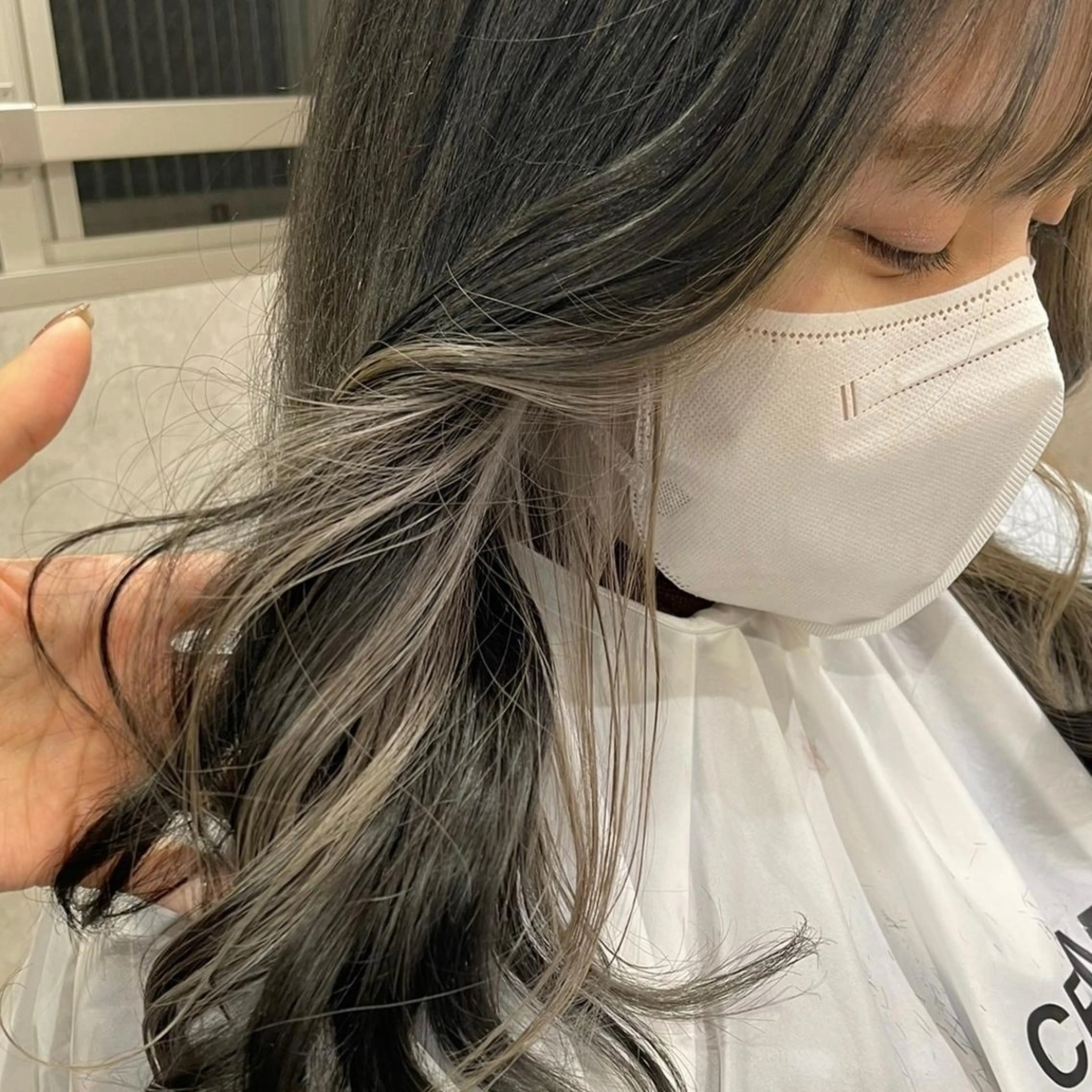 ミディアム カラー ヘアアレンジ ミストバング イヤリングカラー  フェイスフレーミング インナーカラー シルバー ヘアカラー 松井那津子 /ハイライトブリーチのヘアスタイル