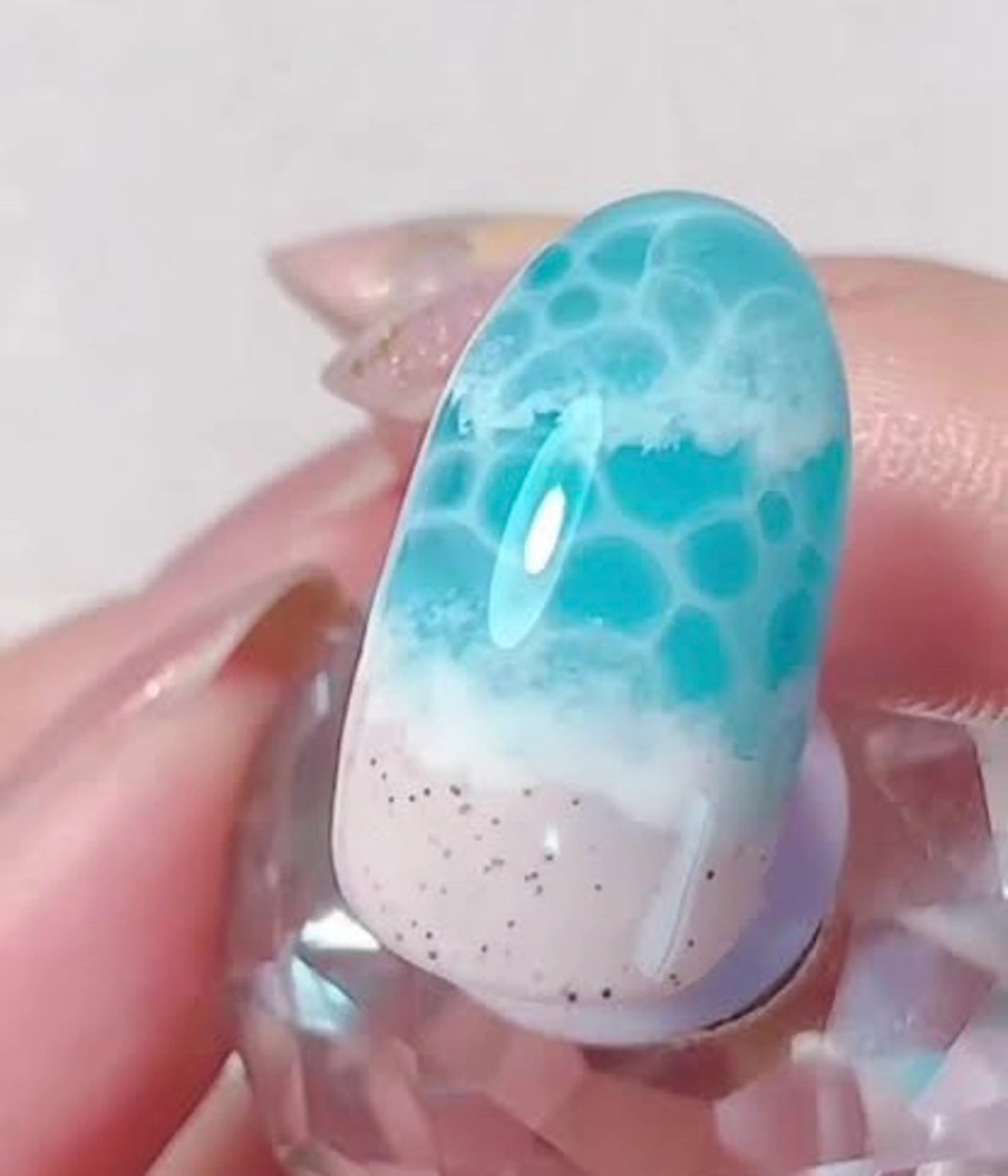 パーツ2つ無料✨4本水面・波ネイル(６本ワンカラー)の写真