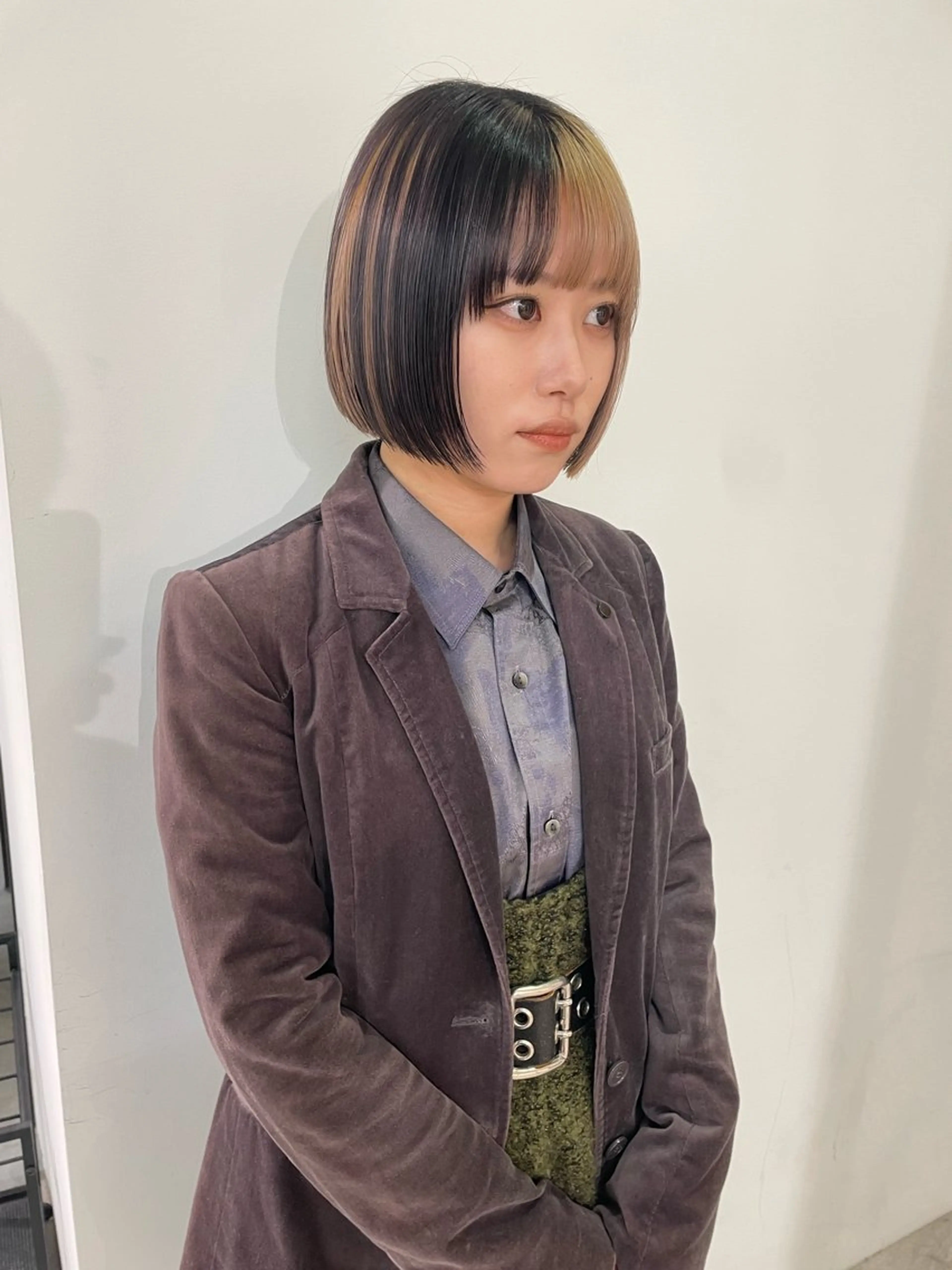 ミディアム カラー ミストバング ベージュカラー ブリーチ ケアブリーチ デザインカラー ヘアカラー トリートメント MIU/ルーツカラー 顔まわりレイヤーのヘアスタイル