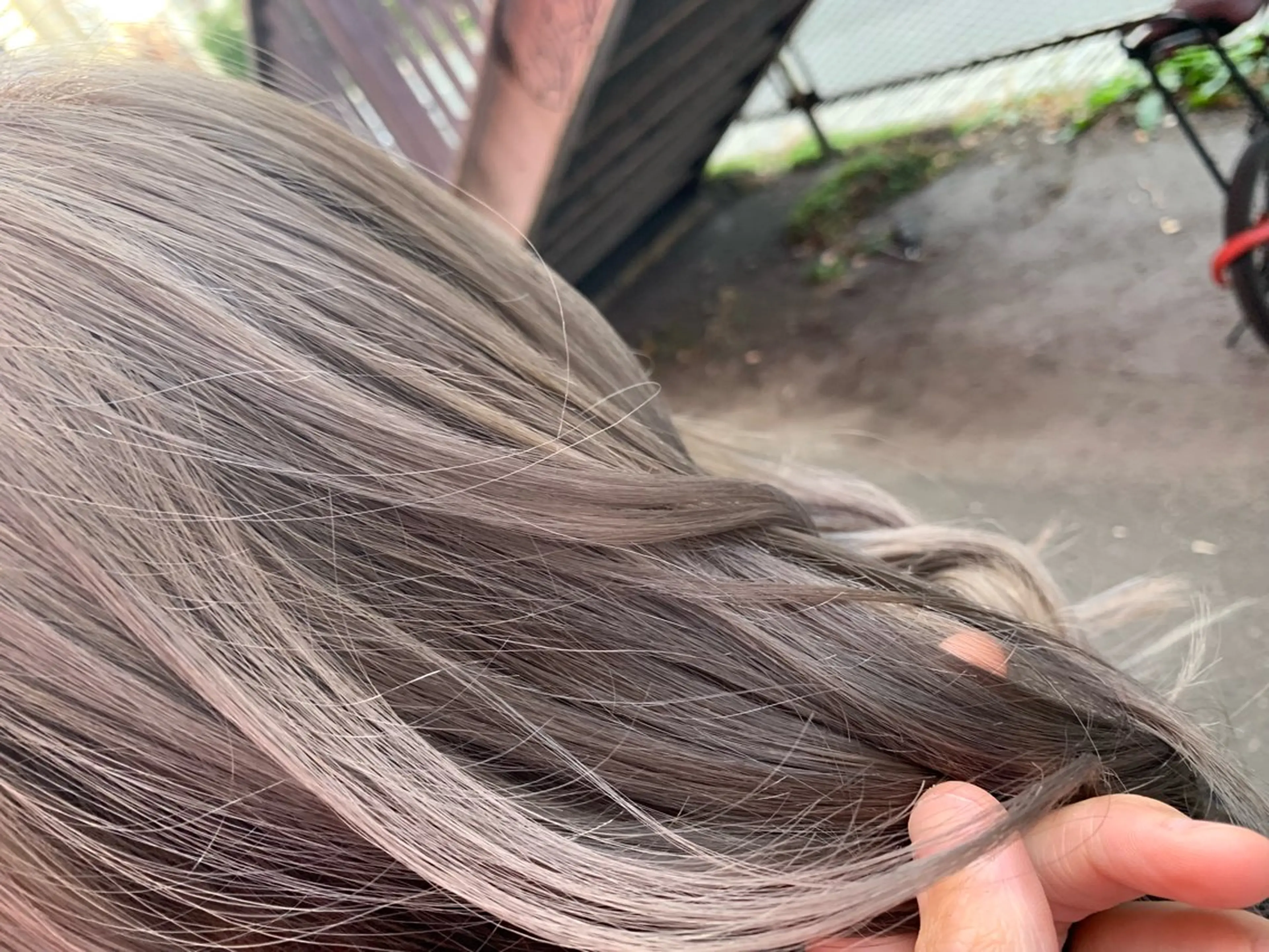 カラー ブリーチ グレージュ 岡本 幸法のヘアスタイル