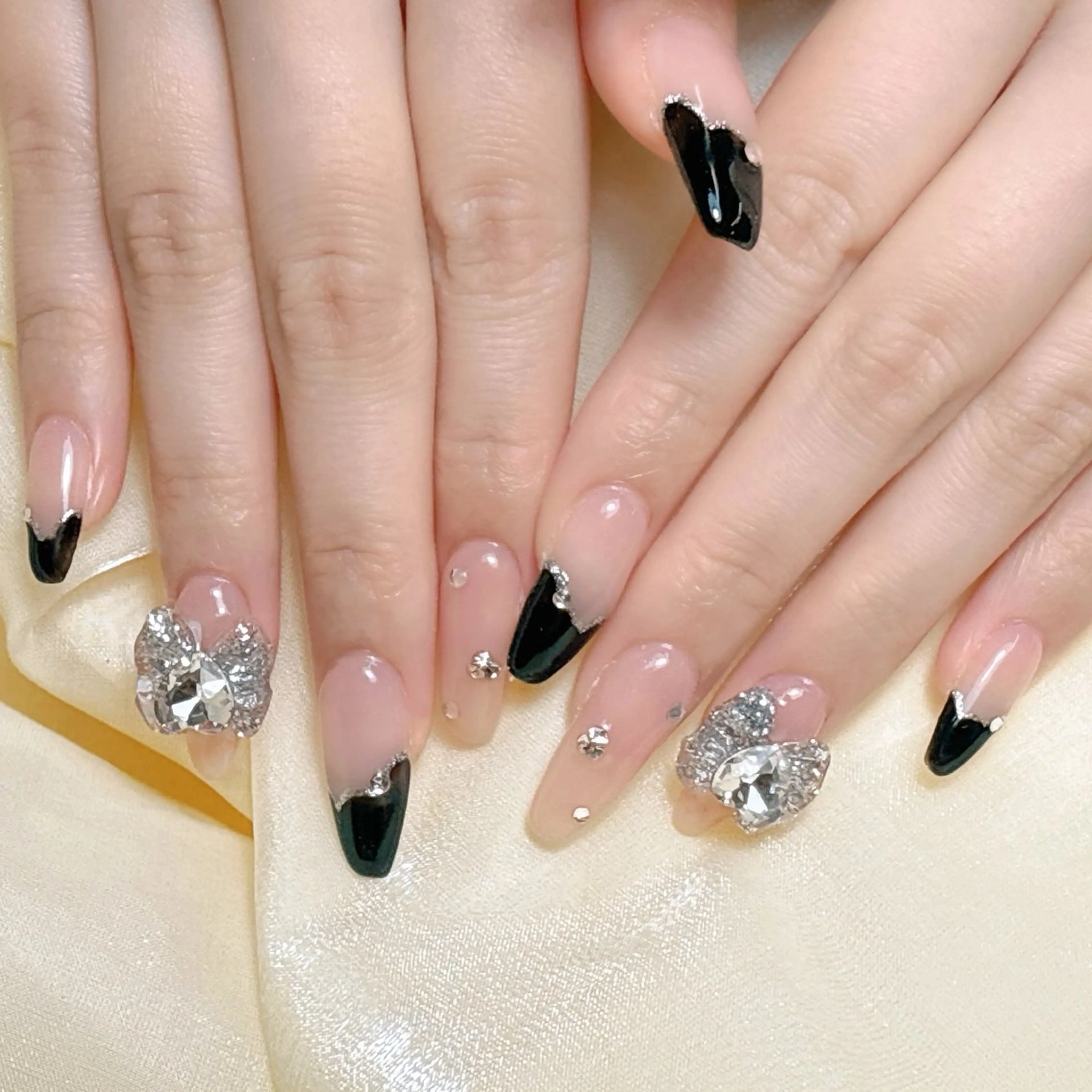 ネイル ハンドネイル グロー ネイルのネイルデザイン