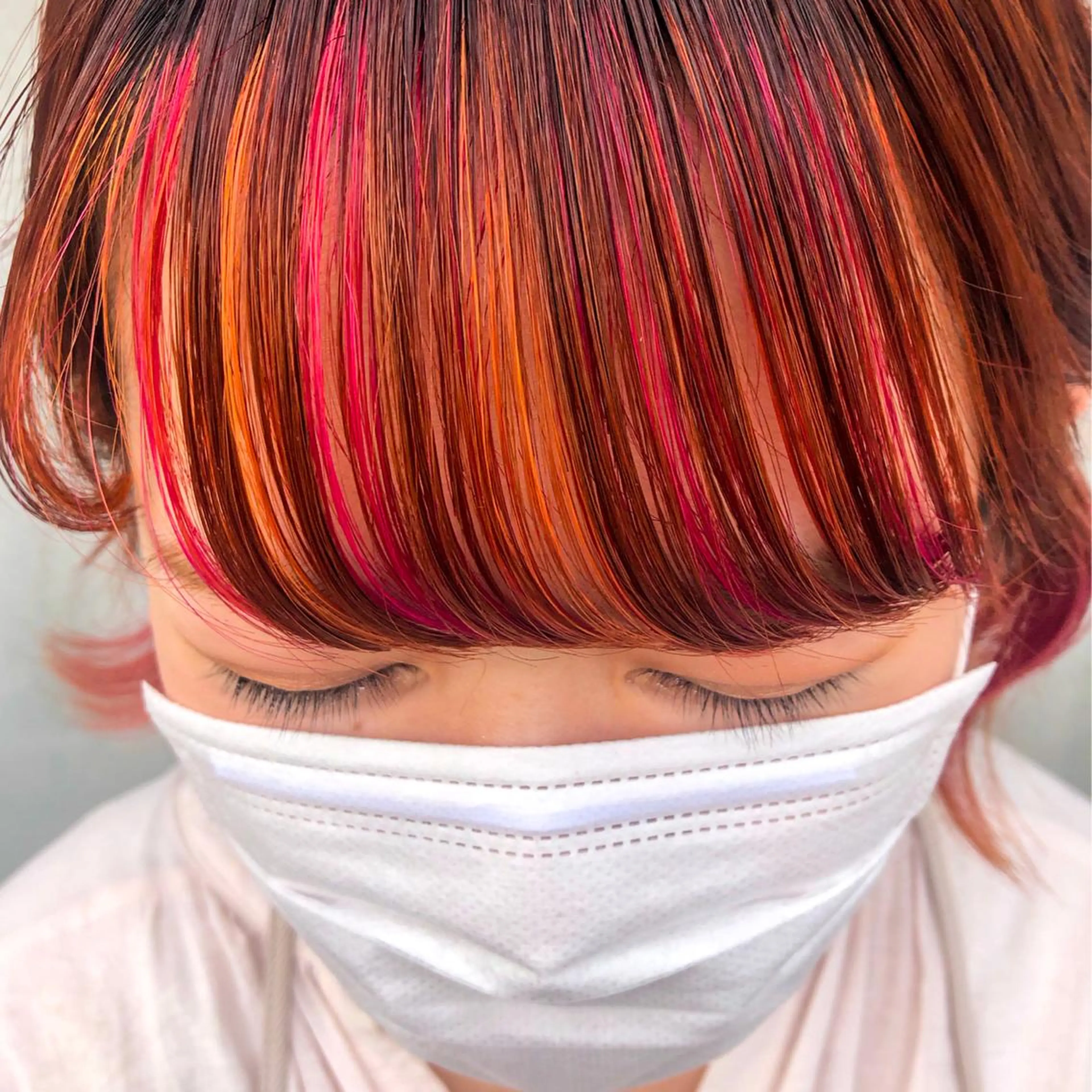 ショート カラー ブリーチ インナーカラー オレンジ ピンクカラー 佐藤 美聡のヘアスタイル