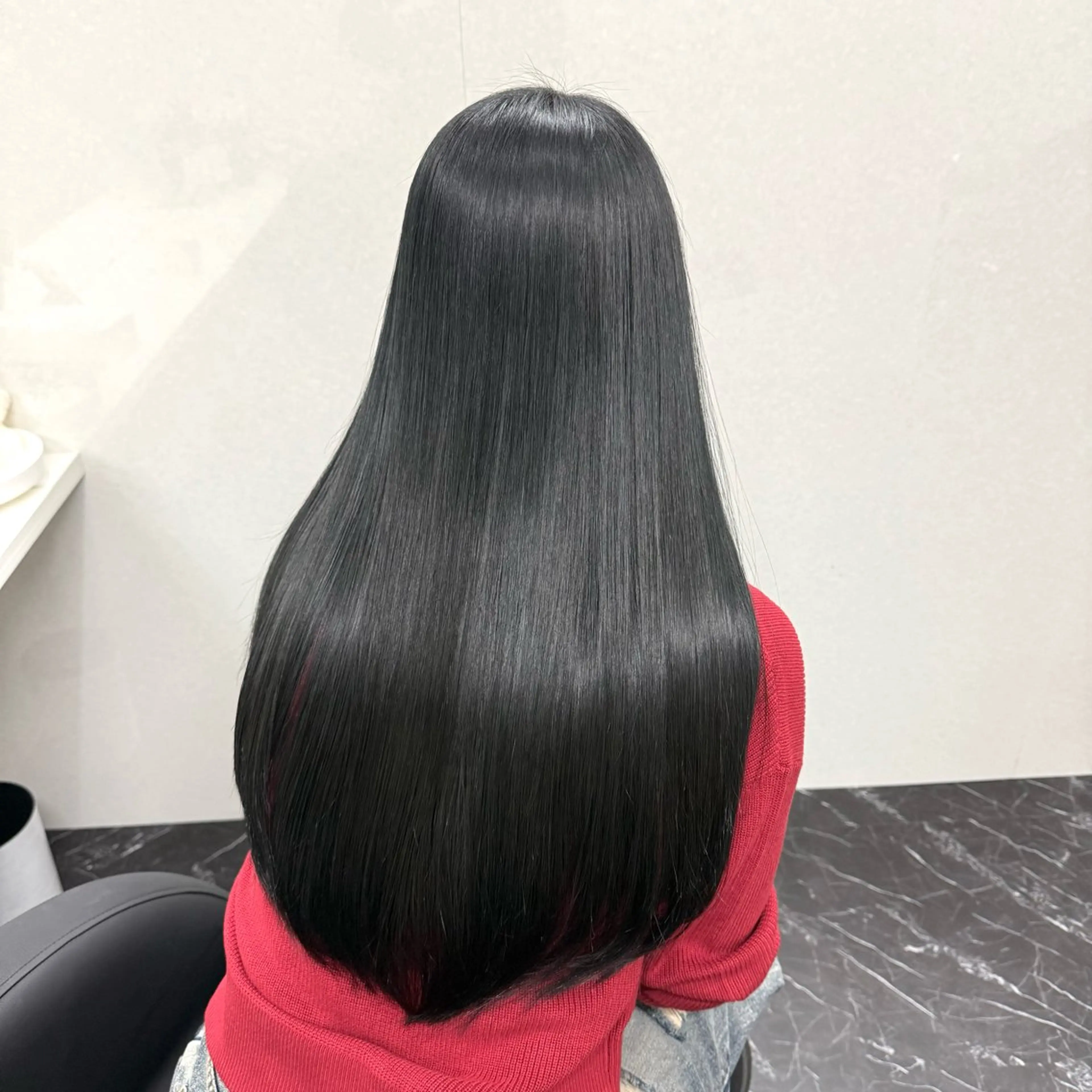 セミロング カラー 黒髪 ブリーチ ブルーカラー ブルーブラック ダークグレー ヘアカラー トリートメント ケアブリーチ/ 髪質改善/上質艶髪のヘアスタイル
