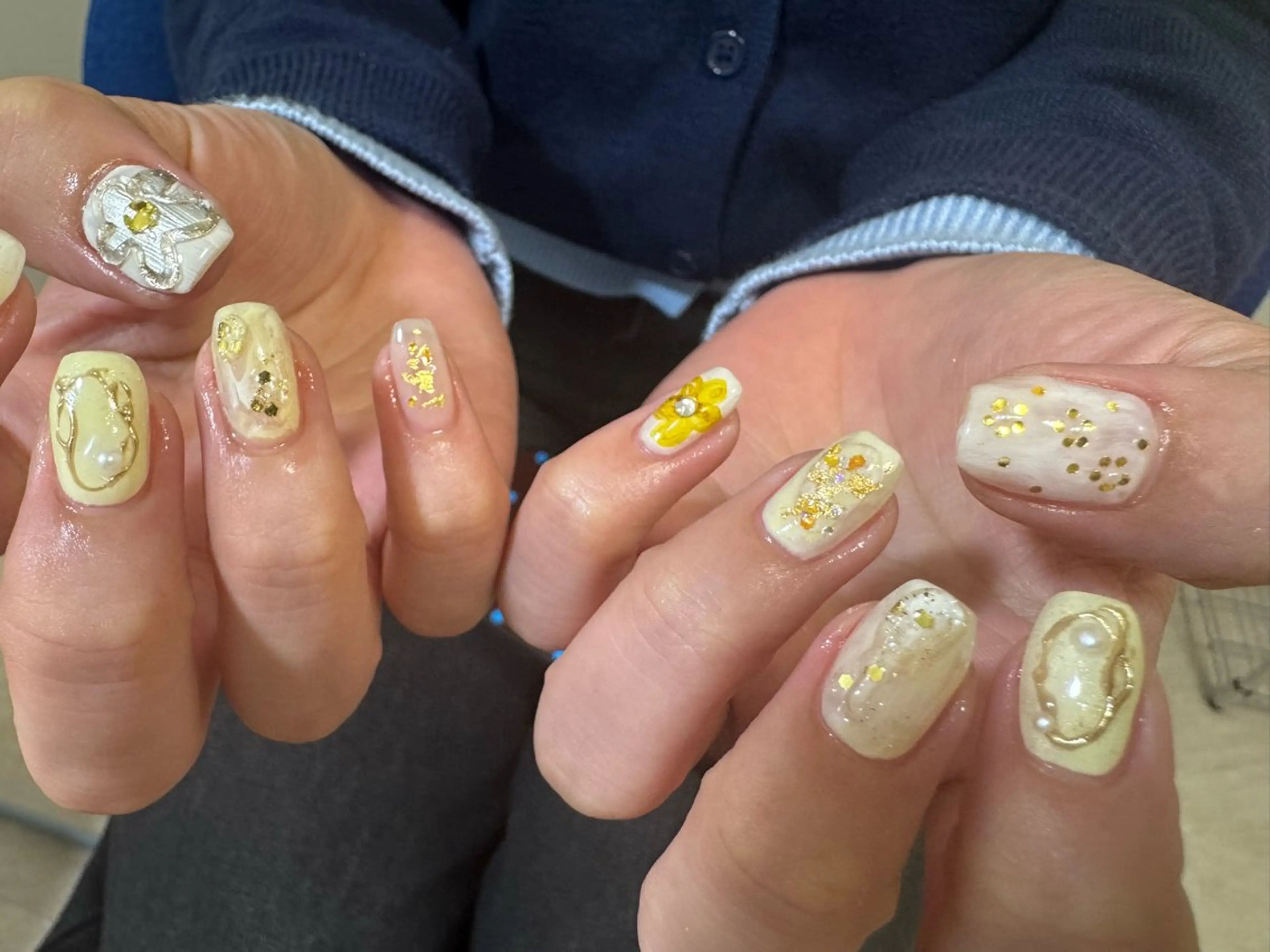 ネイル ニュアンスネイル 黄色 ハンドネイル tsumeasobi 🪬macoのネイルデザイン
