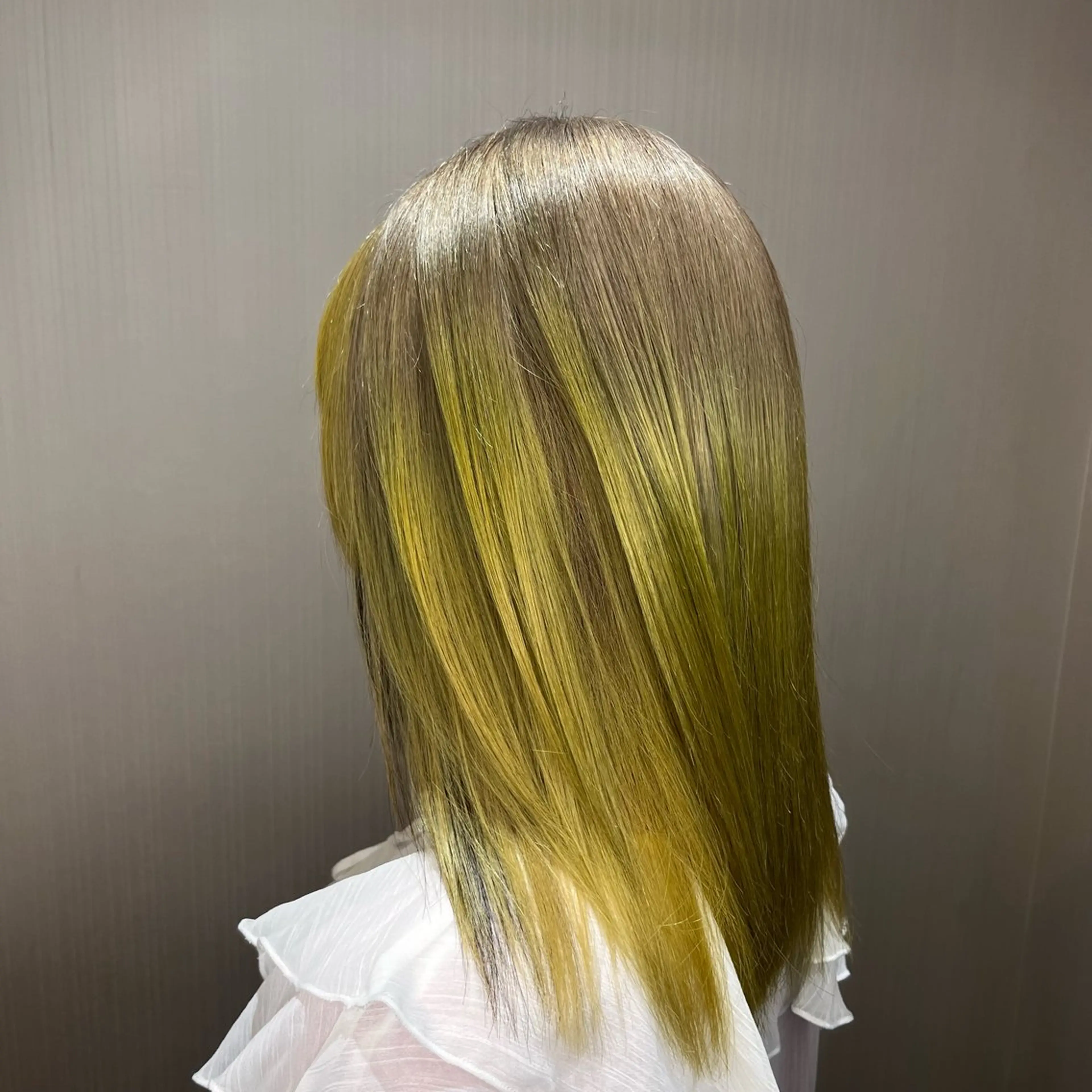 セミロング カラー ベージュカラー ブリーチ グラデーションカラー ハイトーンカラー ミルクティーベージュ おくだ　りお /ハイトーンカラーのヘアスタイル