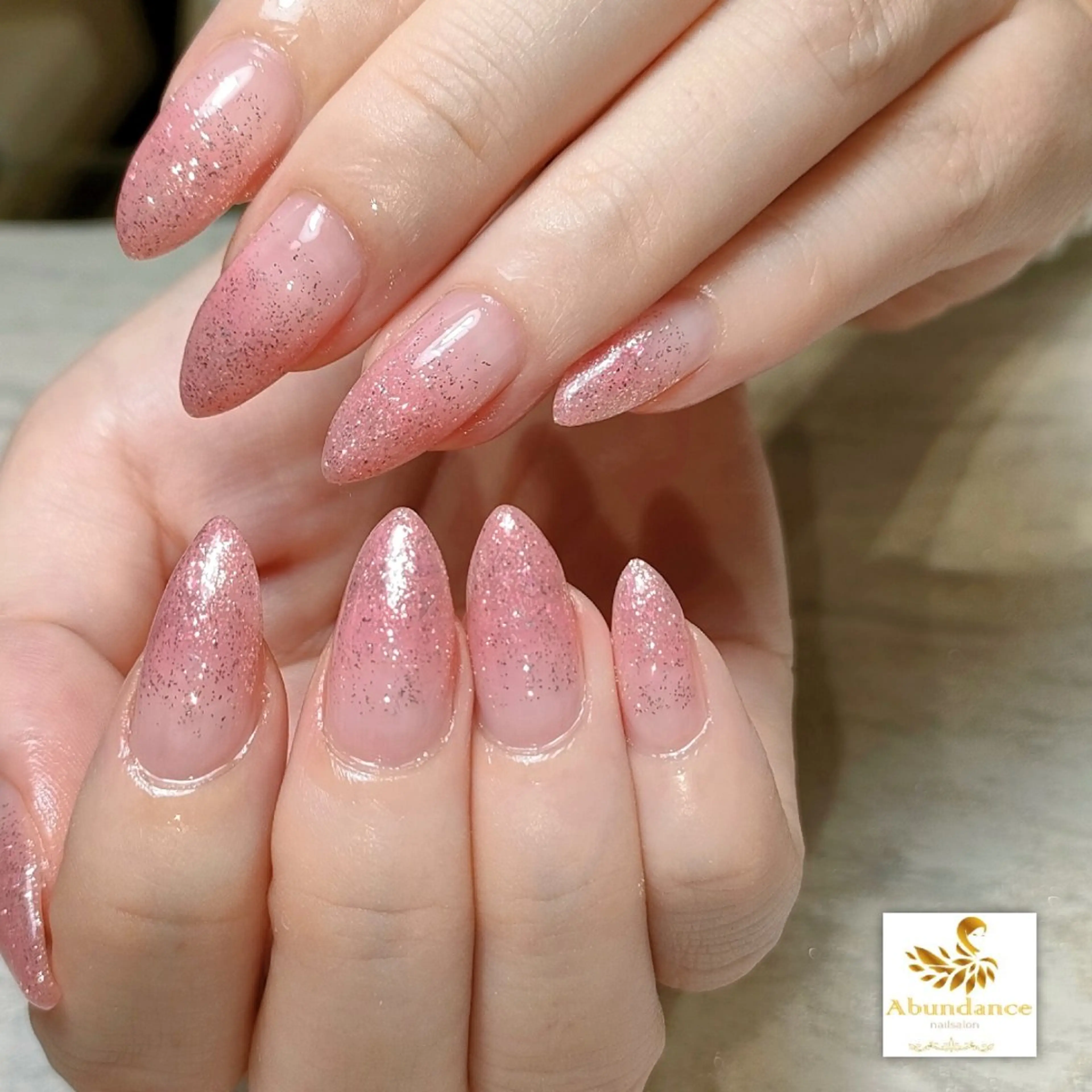 ネイル ラメ(グリッター) ラメグラデーション ピンク シンプルネイル ハンドネイル 完全予約制個室サロン Abundancesのネイルデザイン