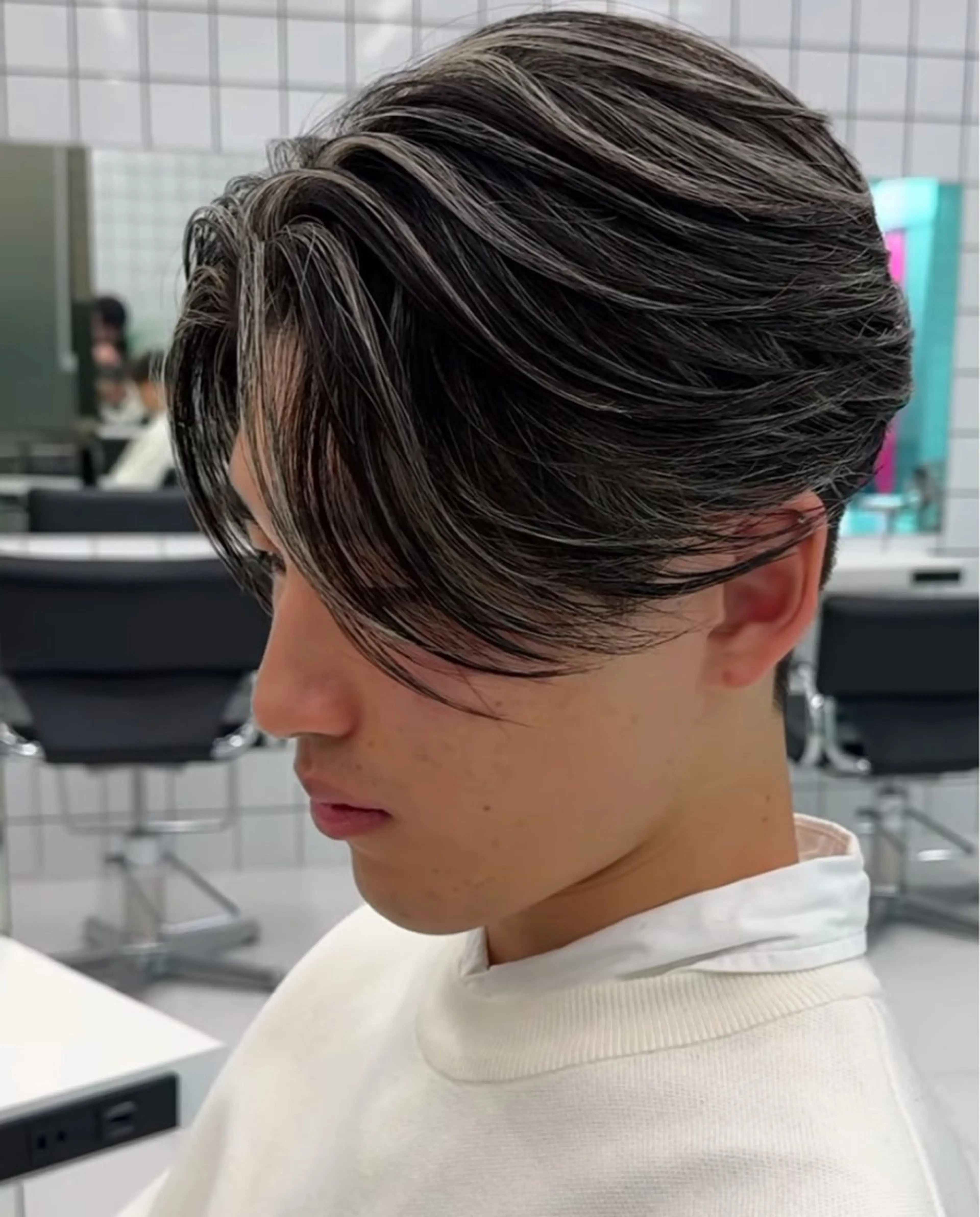 カラー メンズ センターパート メンズハイライト メンズメッシュ 黒髪 ハイライトカラー 白髪ぼかし/メッシュ ハイライト/ゆうとのヘアスタイル