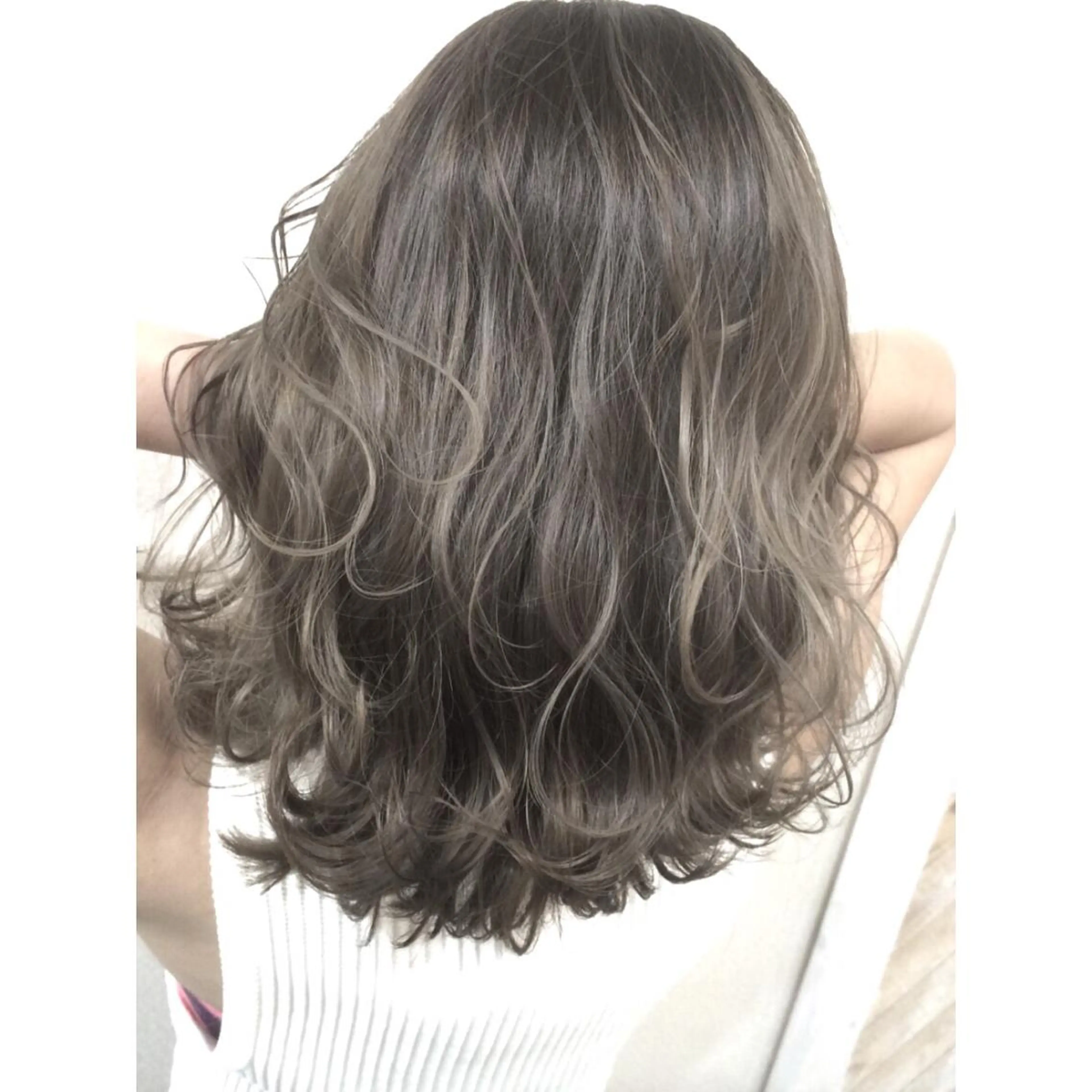 ミディアム カラー バレイヤージュ レイヤーカット 井上 一平のヘアスタイル