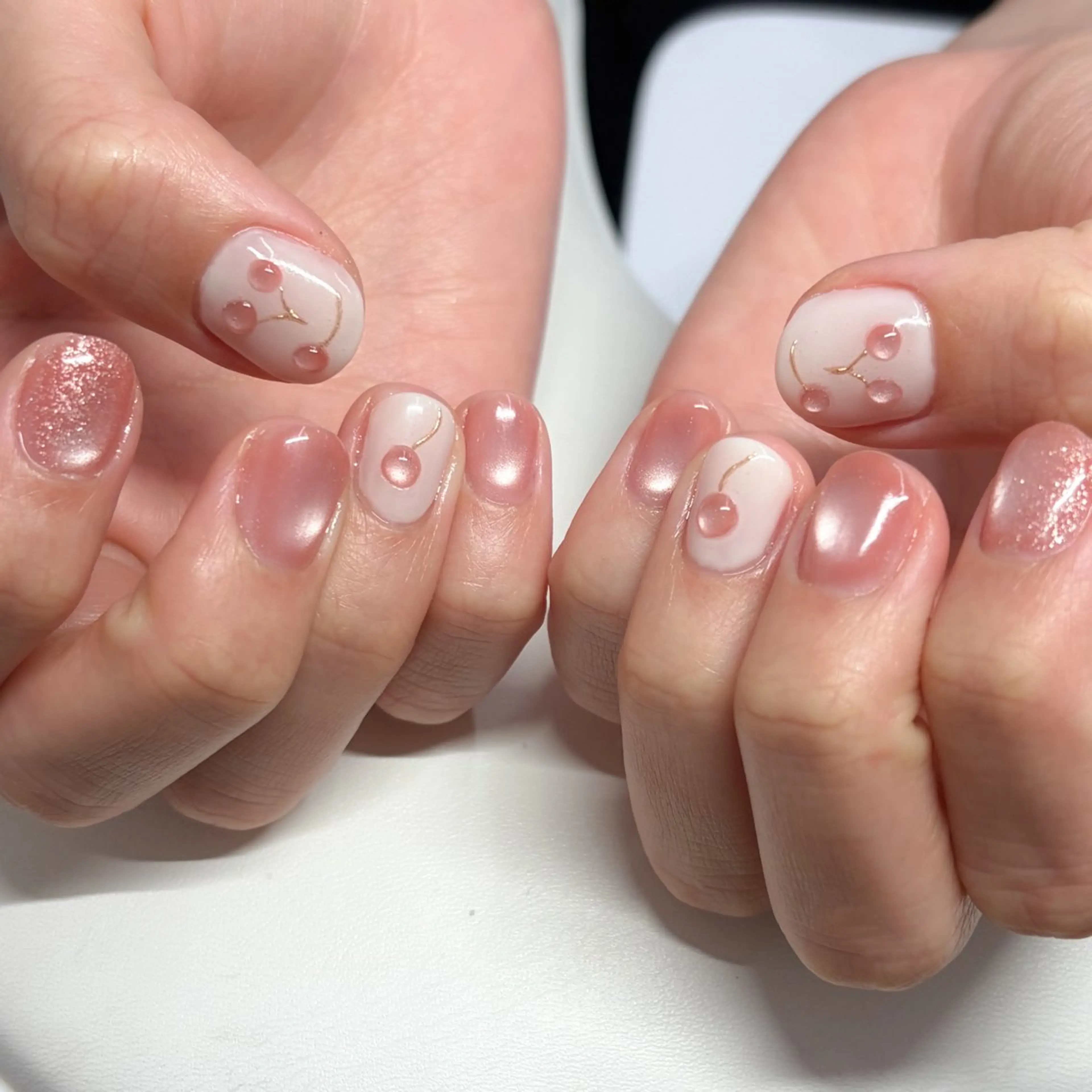 ネイル マグネットネイル ピンク ぷっくりネイル 春ネイル ホワイト ハンドネイル nailmum jijiのネイルデザイン