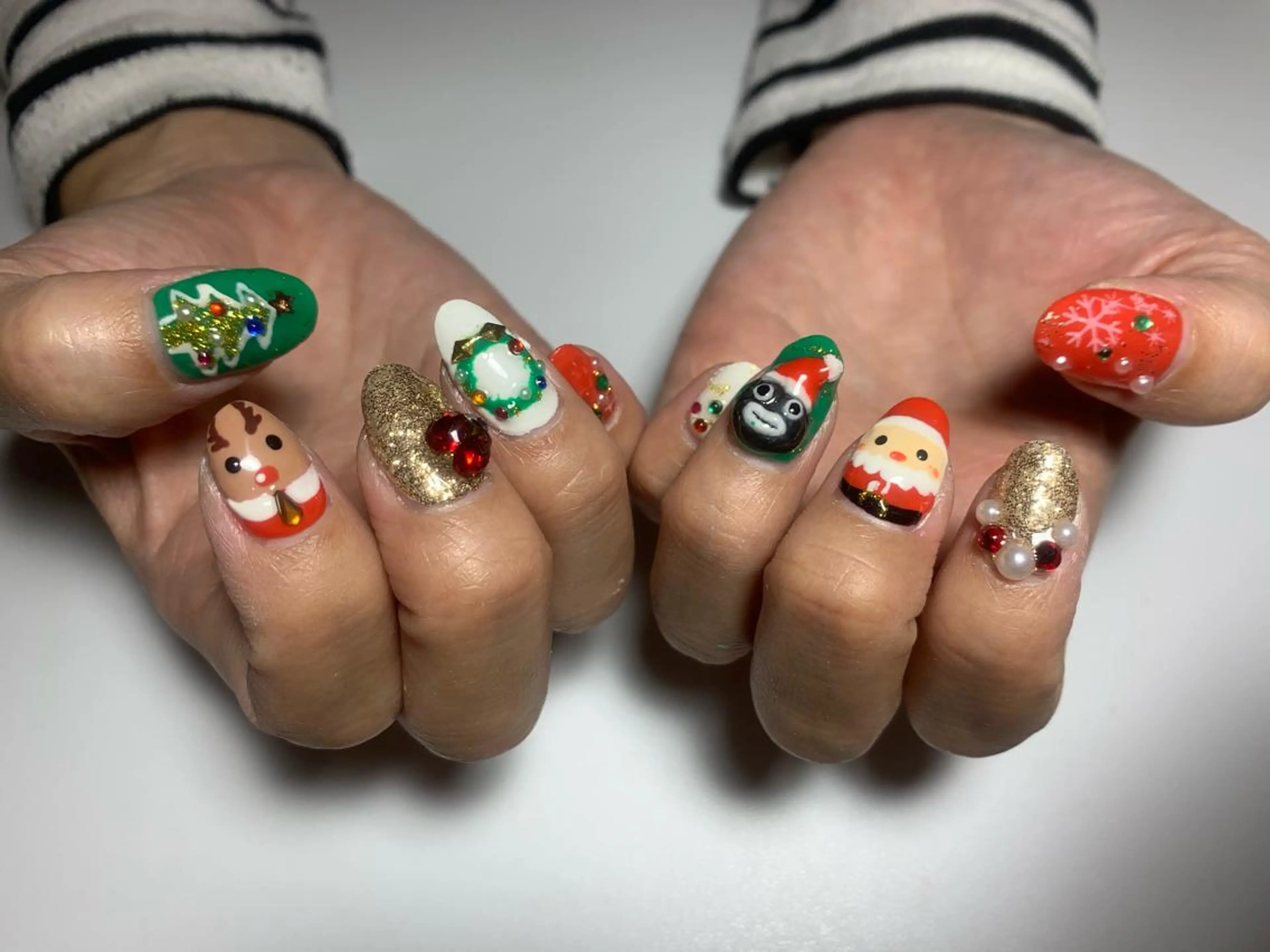 ネイル アートネイル ストーンネイル 冬ネイル クリスマス Salon.de. ViViのエステ・リラクイメージ