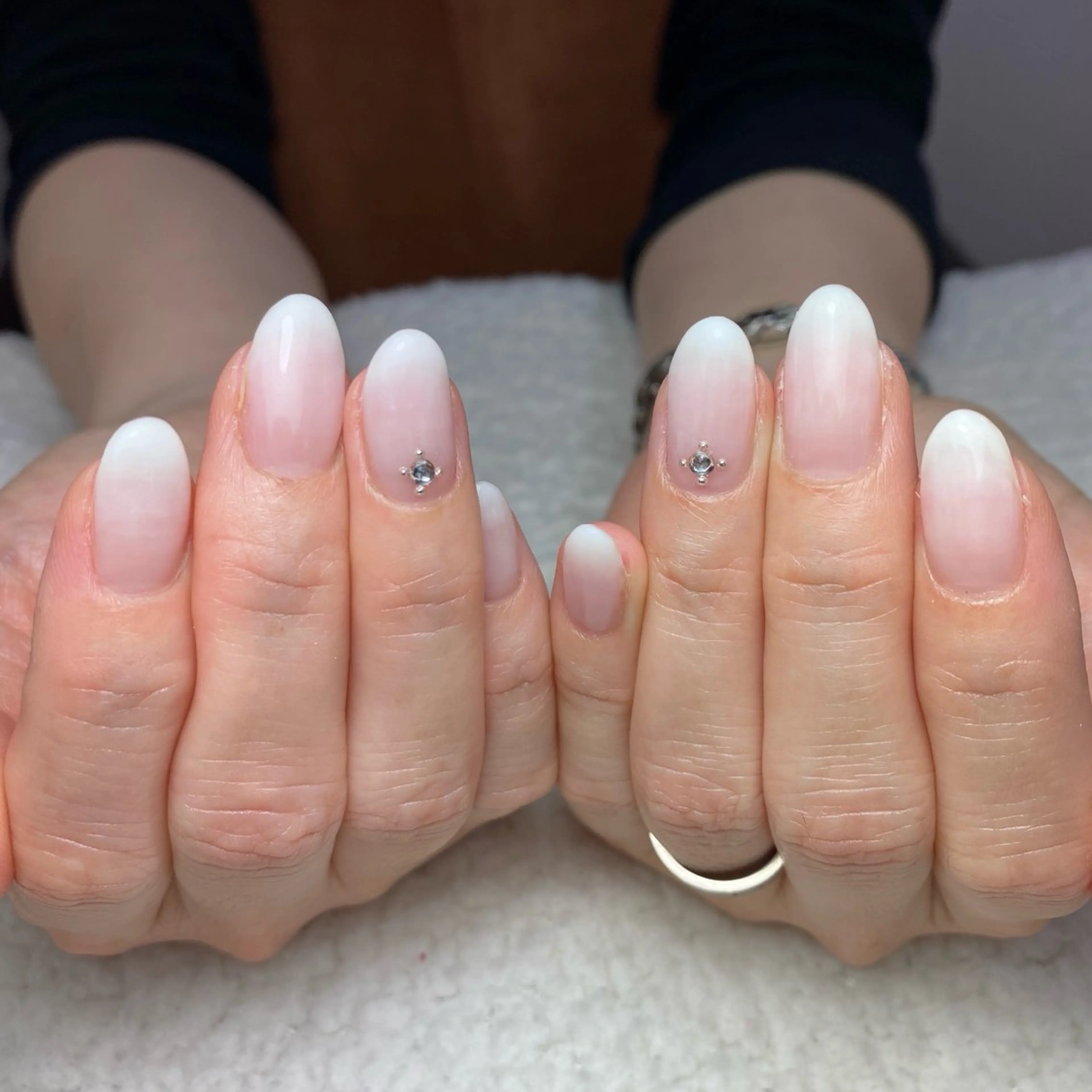 ネイル ホワイト 冬ネイル ハンドネイル COCO+所属・COCO +のエステ・リラクイメージ