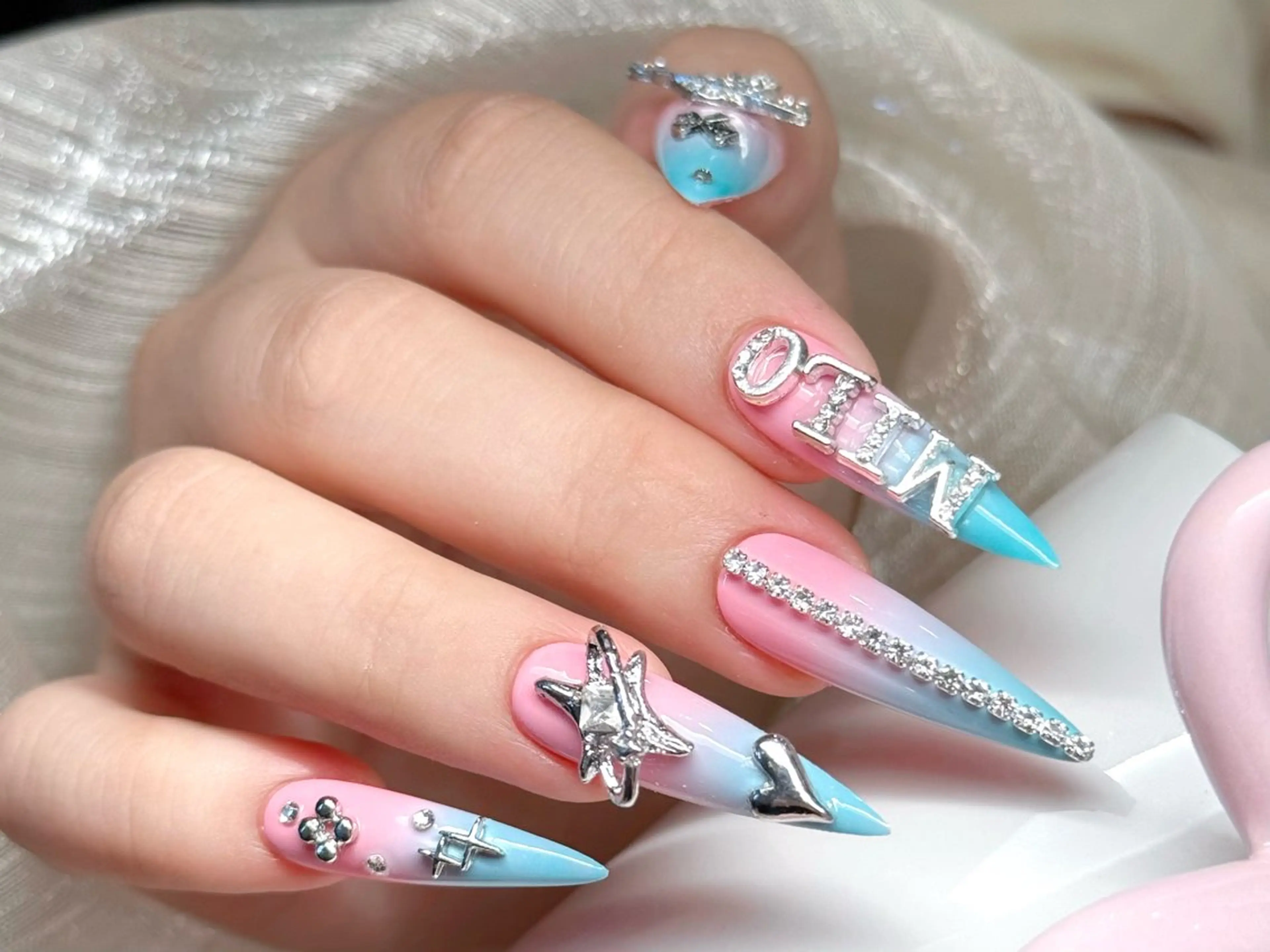 ネイル オーロラネイル ブルー チークネイル フットネイル フレンチネイル ハンドネイル MOCHI 新大久保のネイルデザイン