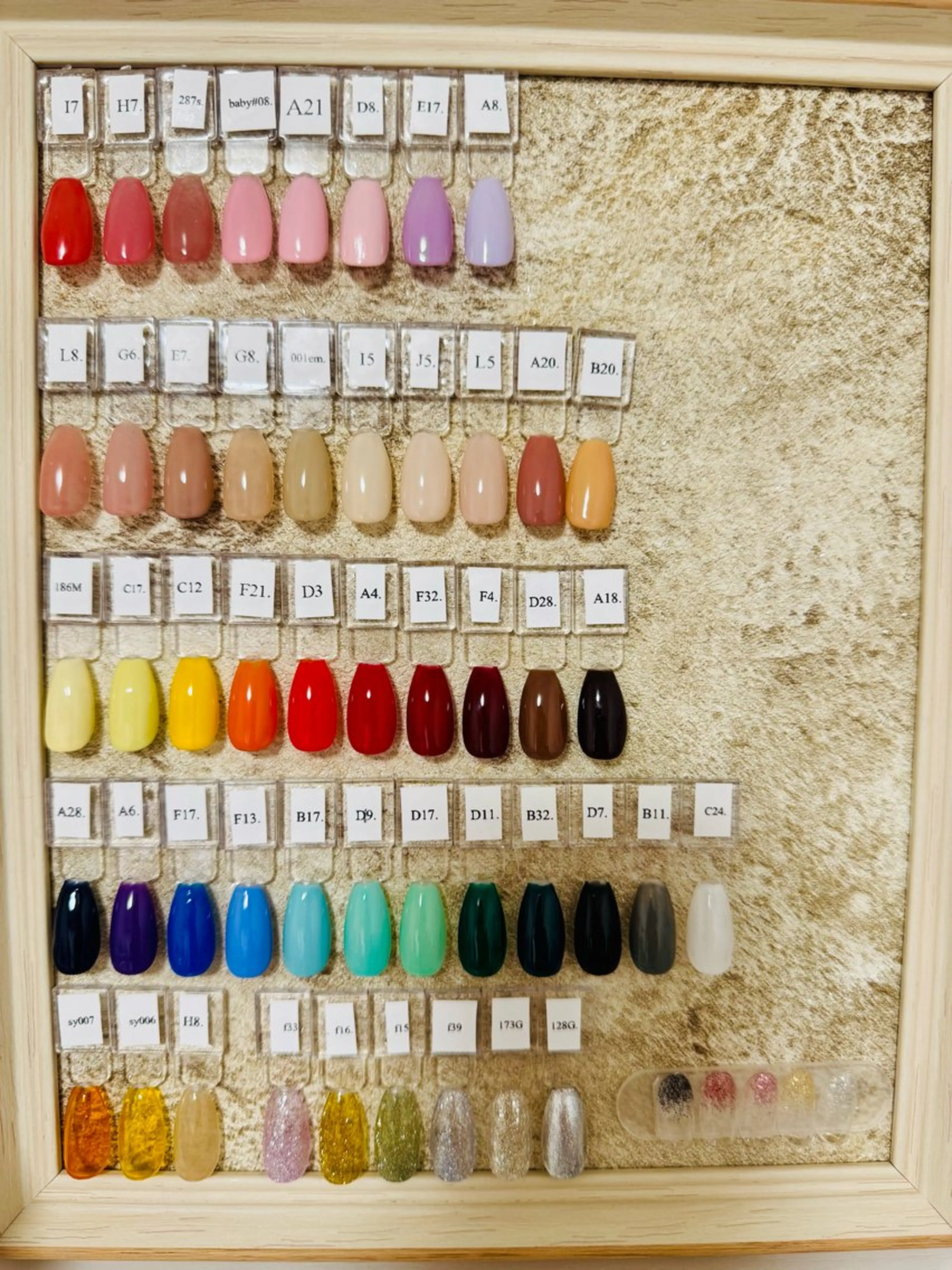 ネイル ラメ(グリッター) ラメグラデーション ワンカラーネイル ハンドネイル お気軽ビューティー Ewig   Ekaのネイルデザイン