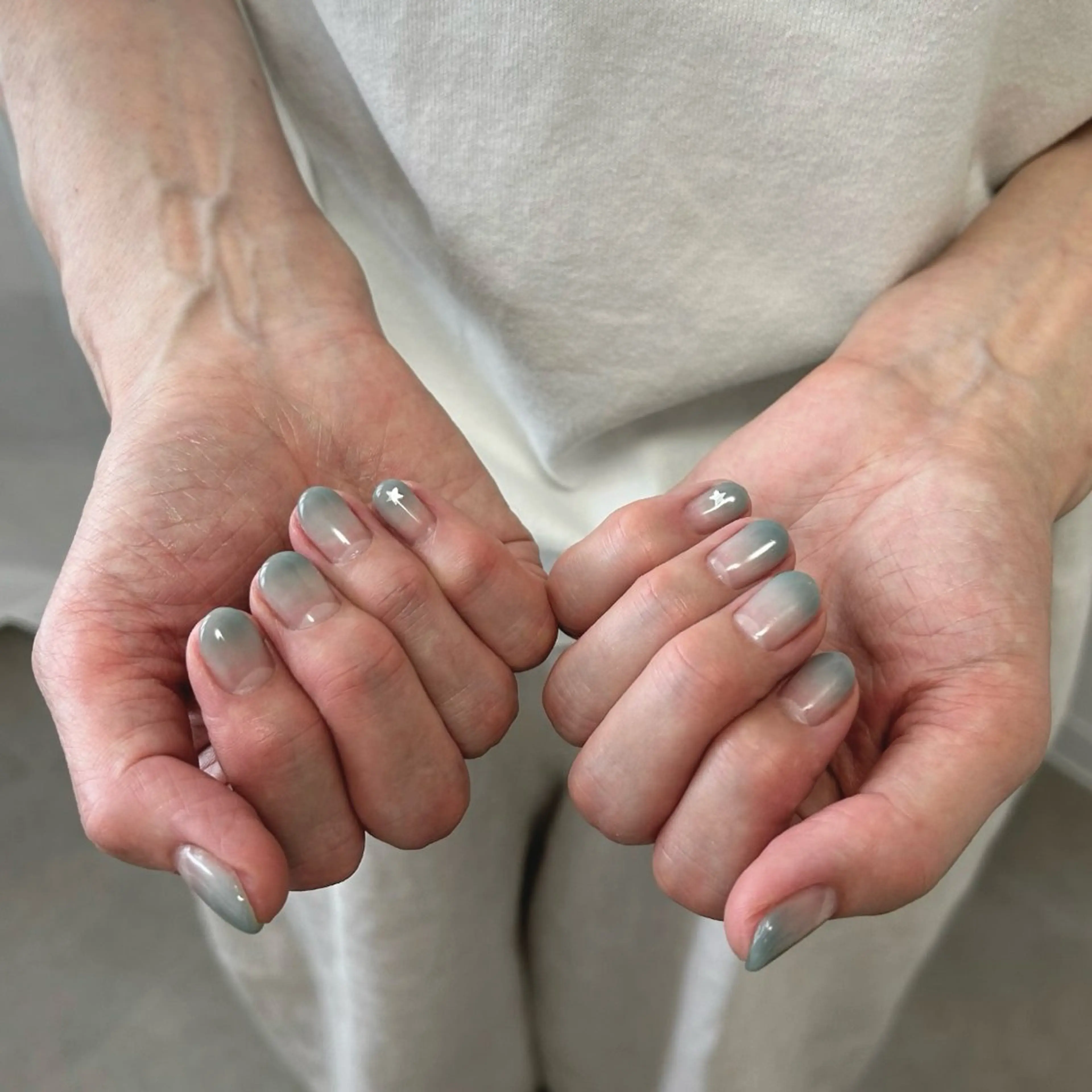 ネイル グラデーション ニュアンスネイル シンプルネイル from to所属・seika .のネイルデザイン