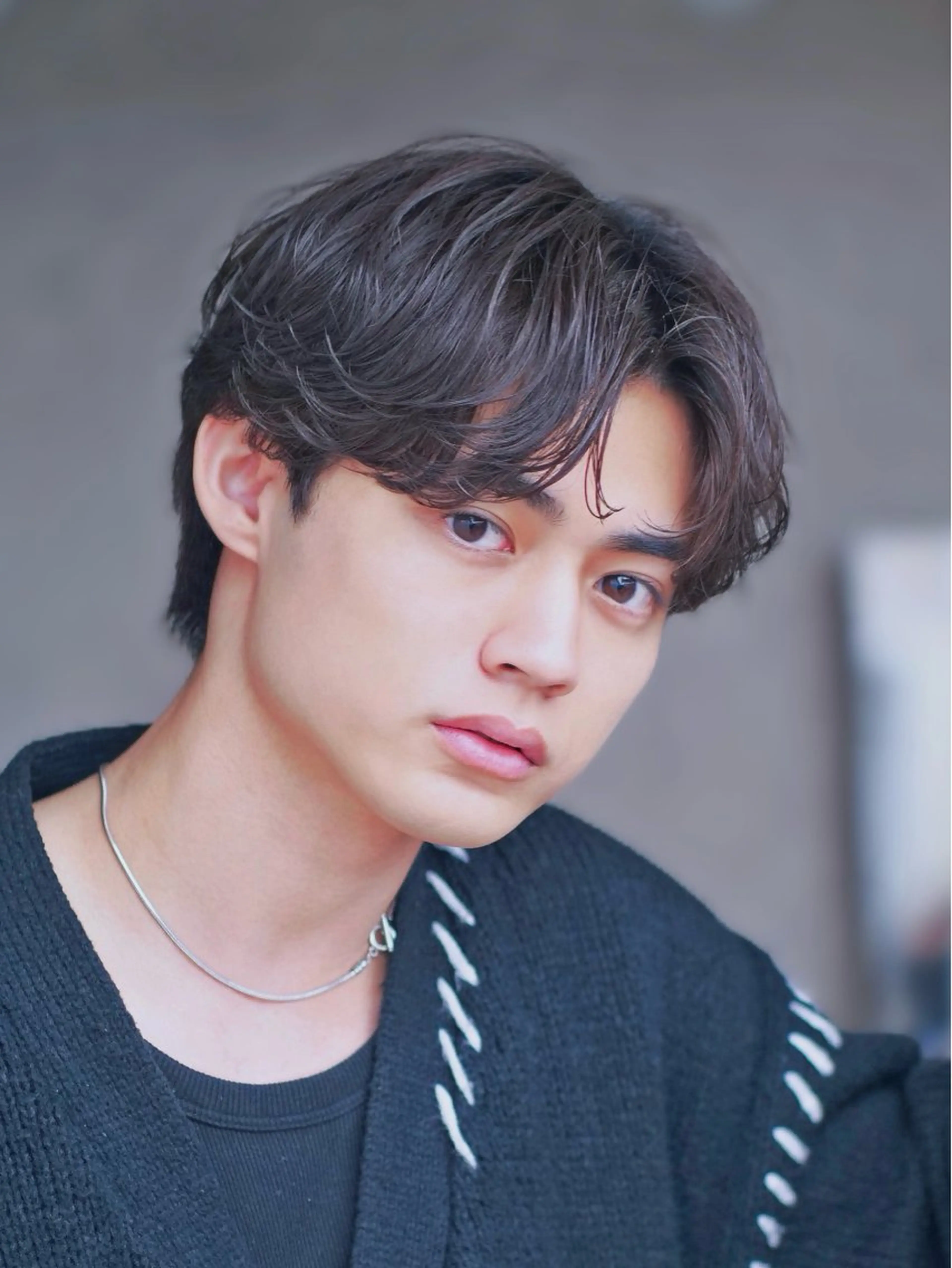 ショート パーマ メンズ メンズブリーチ センターパート フェザーパーマ メンズ韓国風 韓国マッシュ カット パーマ 安藤幹人 メンズパーマのヘアスタイル