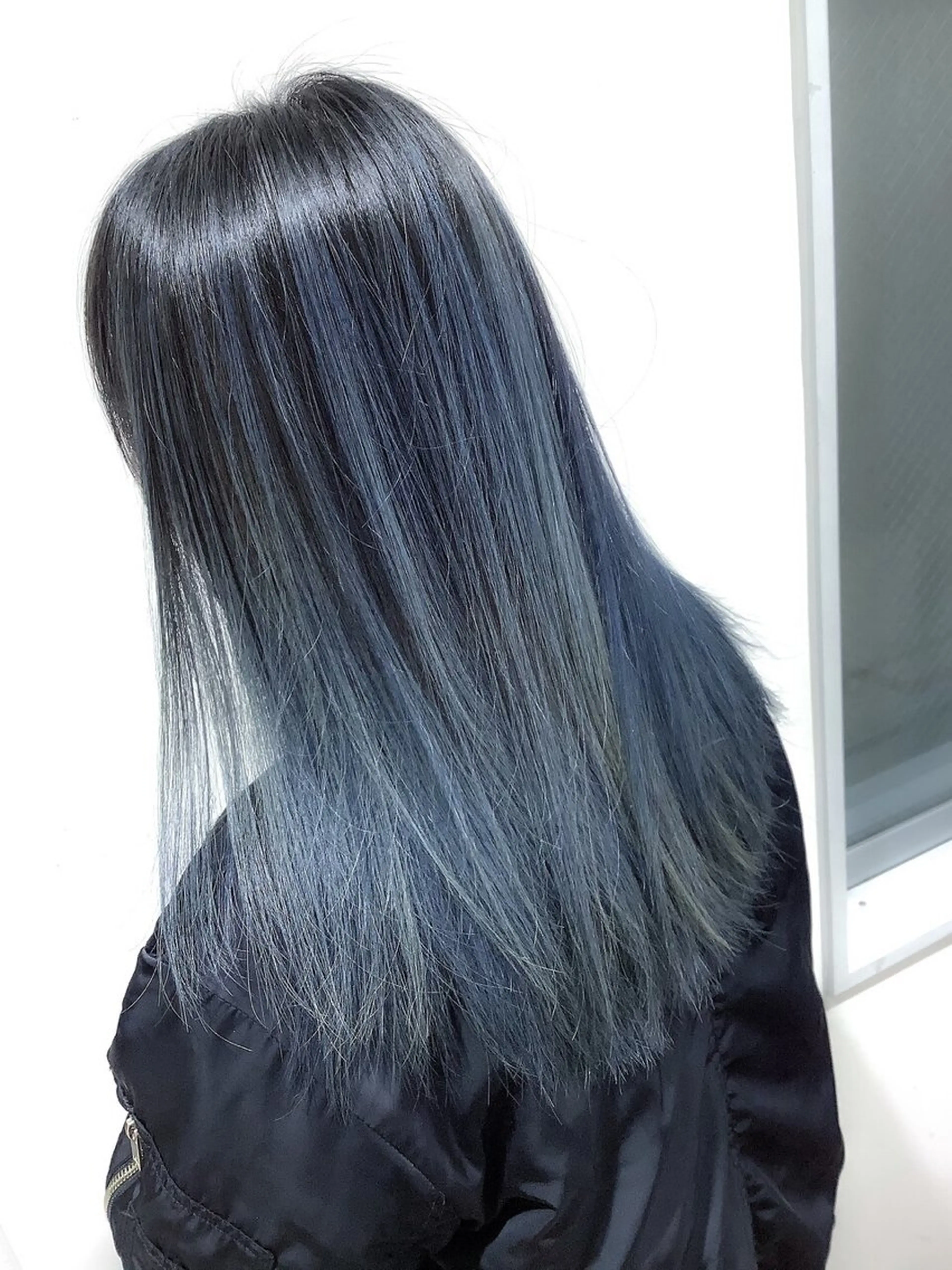 セミロング カラー ブルーカラー グラデーションカラー 稲田 全将のヘアスタイル