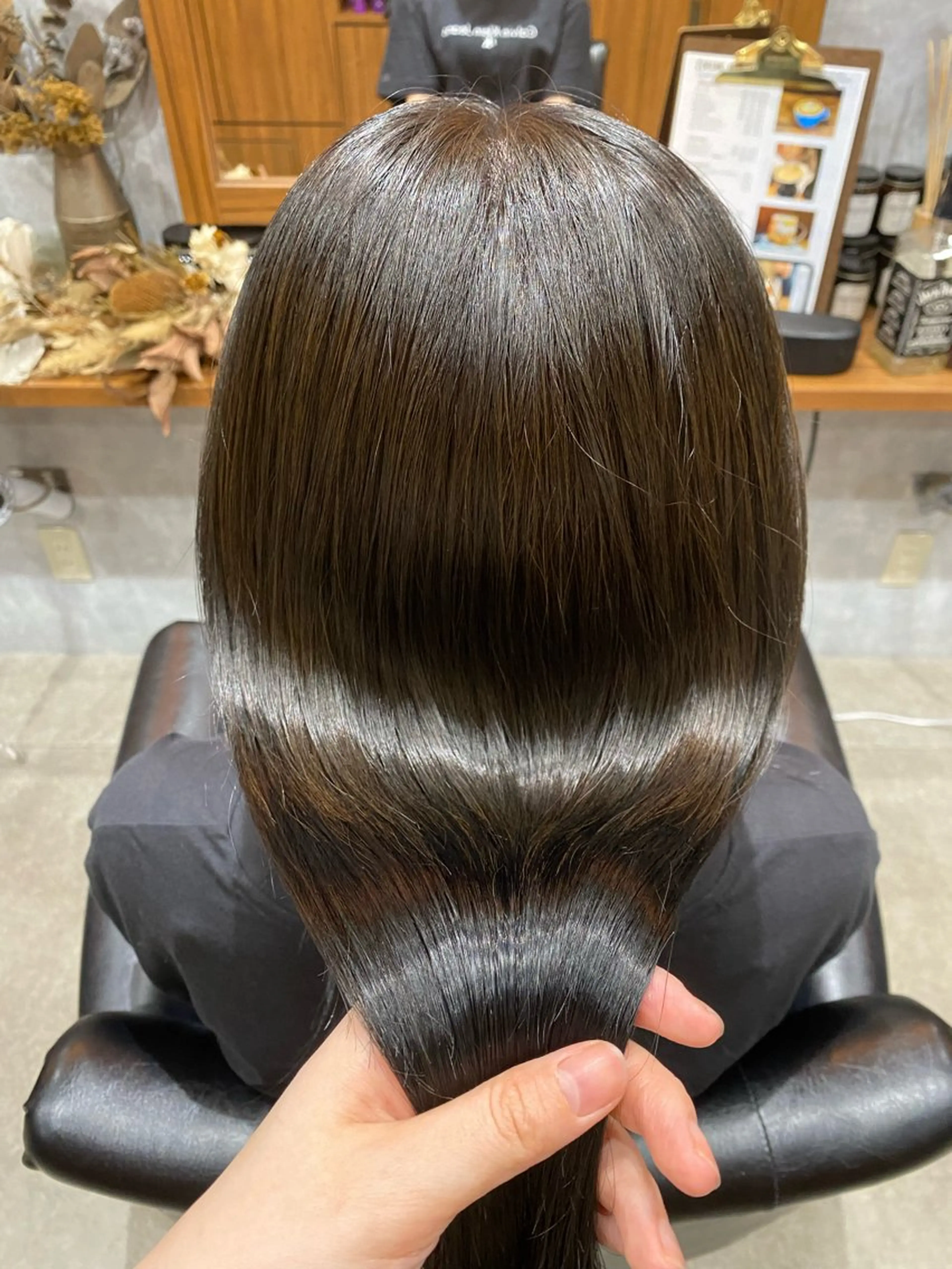 カラー ブリーチ ブラウンカラー オリーブブラウン 縮毛矯正 今枝莉菜 上品なツヤカラーのヘアスタイル