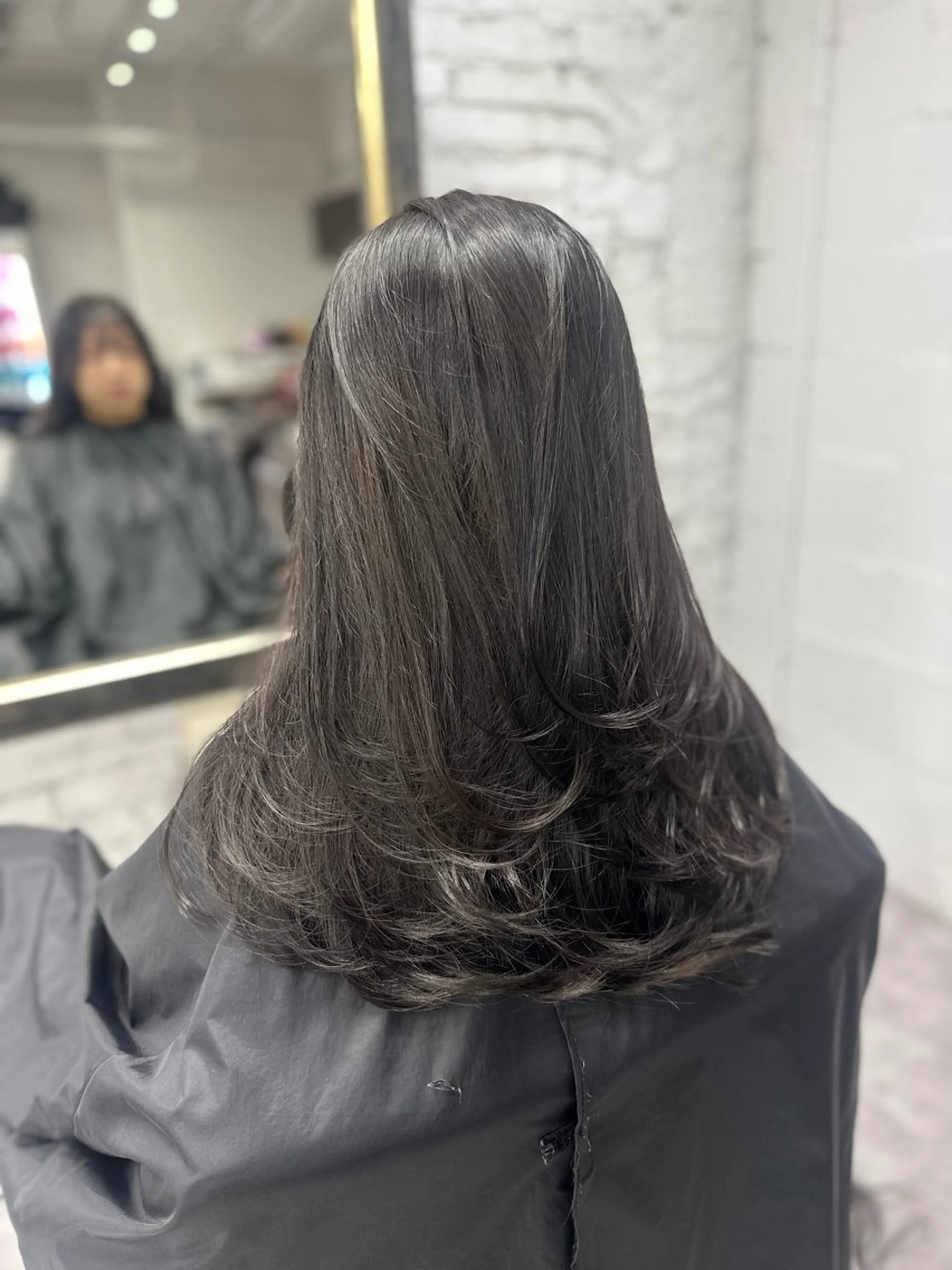 セミロング レイヤーカット riah  【リア】所属・瀧優華白髪ぼかし 大人レイヤー🩵のヘアスタイル