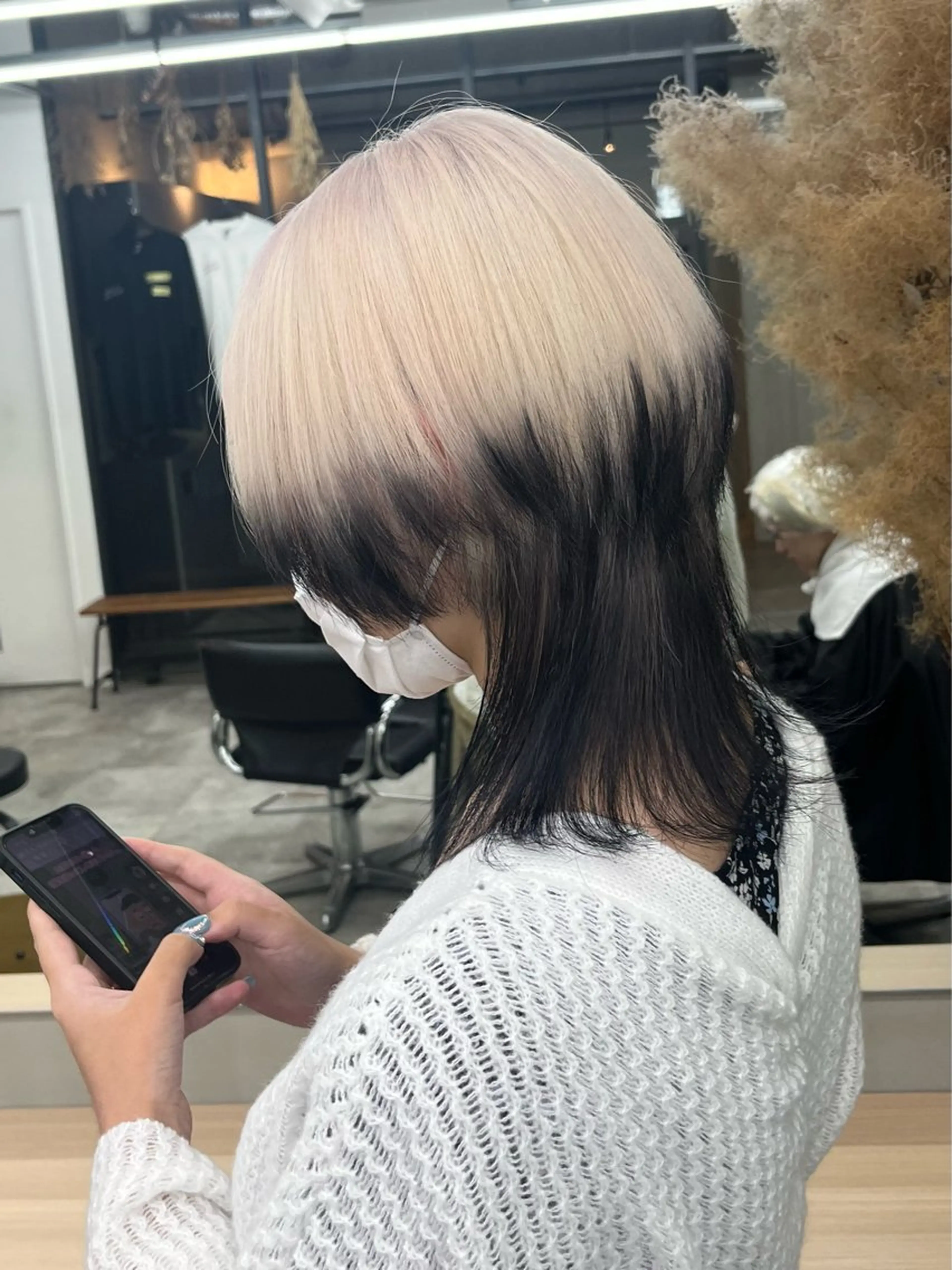 ミディアム ウルフカット イツク ⚡️ ルーツ/ハイトーンのヘアスタイル