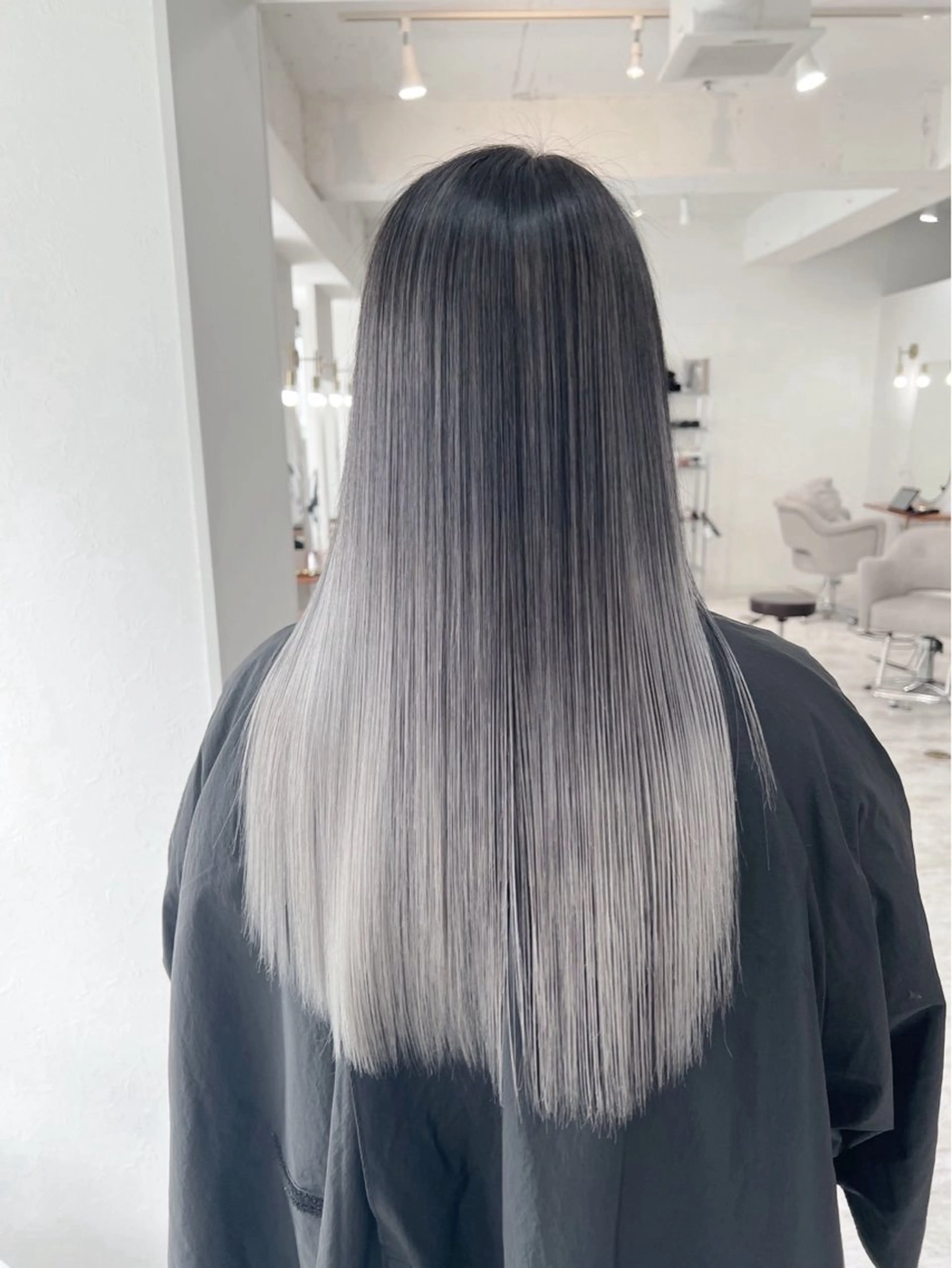 ロング カラー バレイヤージュ シルバー ホワイトシルバー レイヤーカット ヘアカラー トリートメント ROBIN所属・指名数No.1 /NAOYAのヘアスタイル