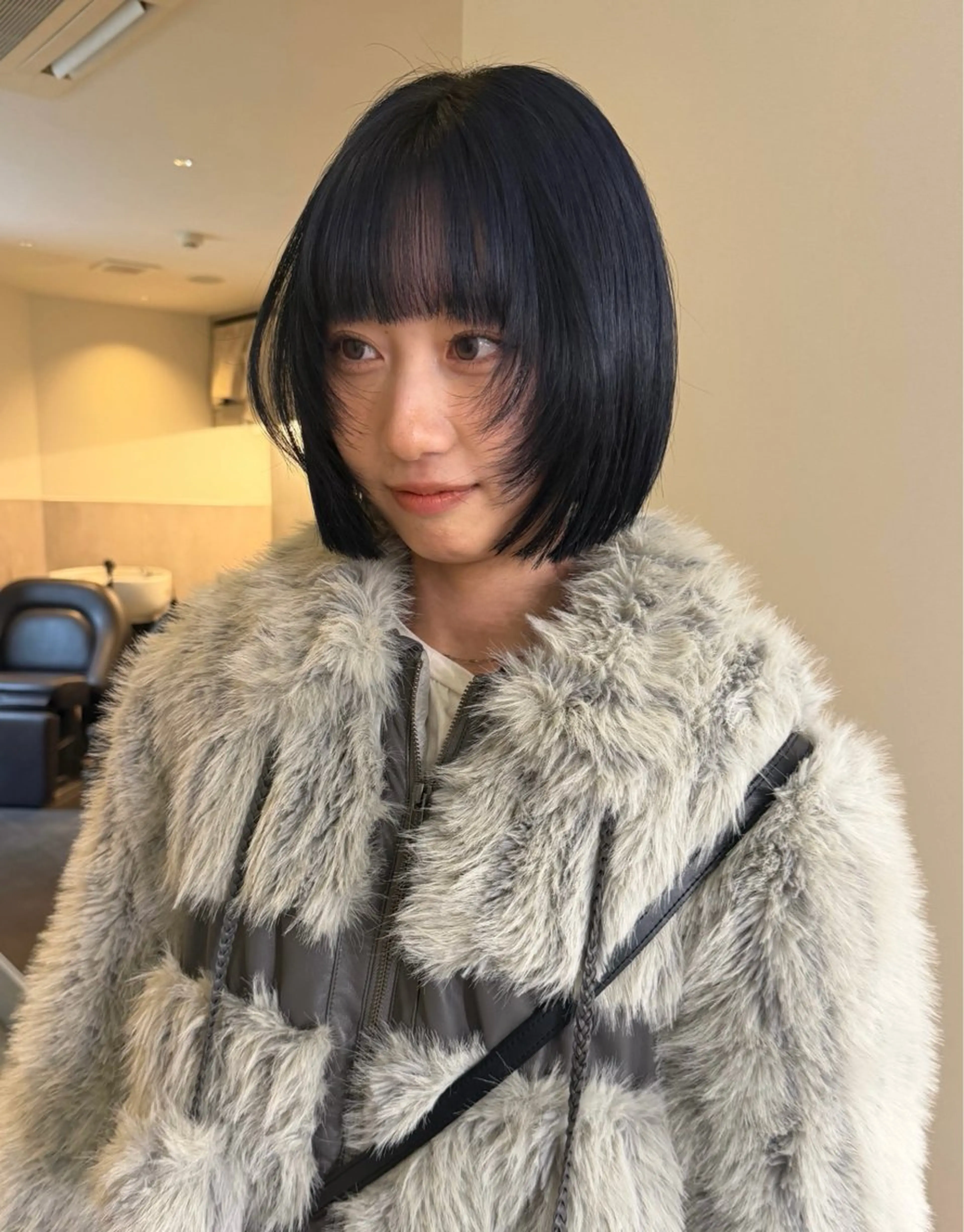 ショート カラー ボブレイヤー ボブ くびれヘア 顔まわりレイヤー ハッシュカット カット ヘアカラー トリートメント MIU/ルーツカラー 顔まわりレイヤーのヘアスタイル