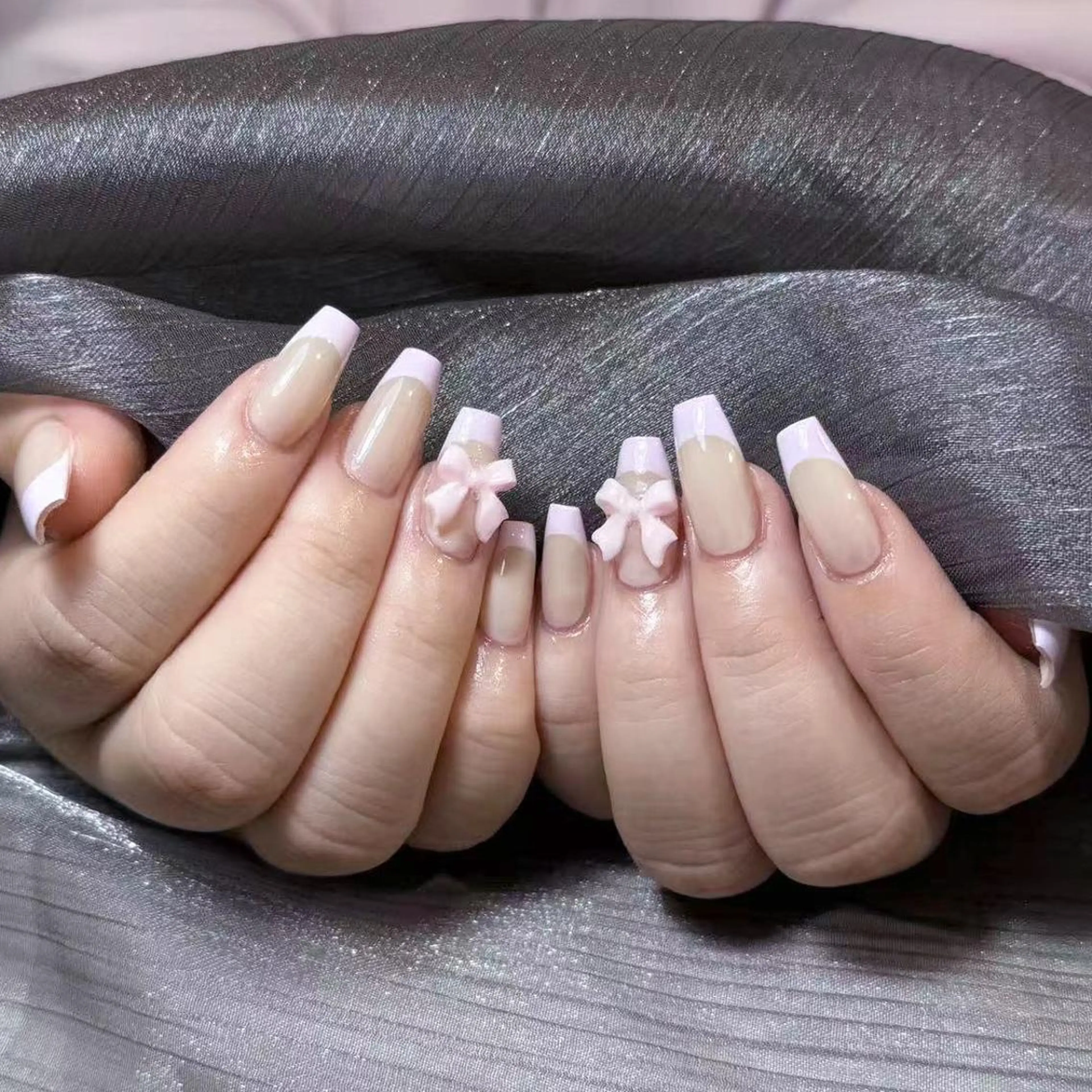 ネイル アートネイル オーロラネイル ガーリー キラキラネイル 韓国ネイル ハンドネイル Leah 💅のネイルデザイン