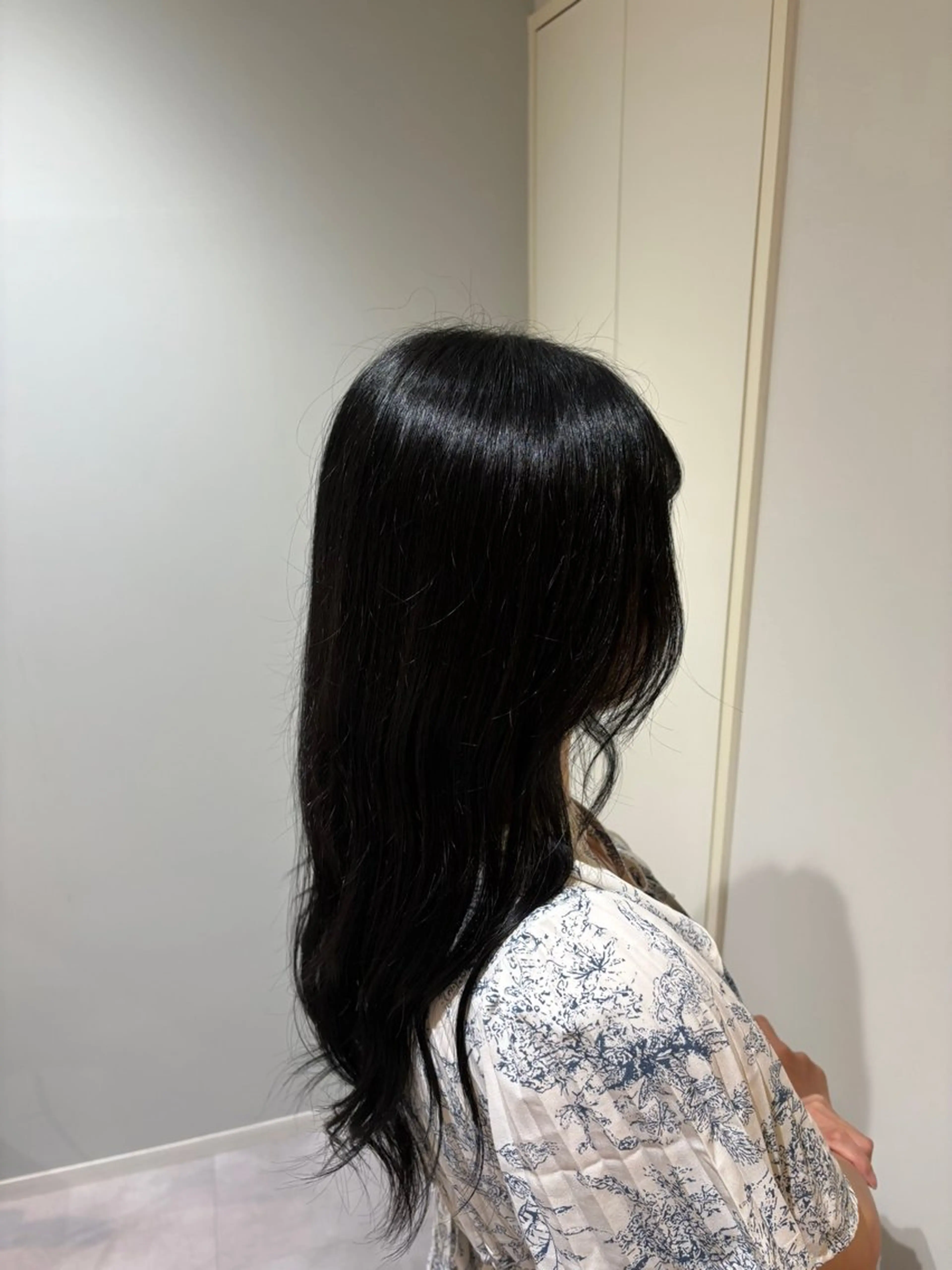 ロング カラー 黒髪 ブルーカラー ブルーブラック 安田 佳純歩のヘアスタイル