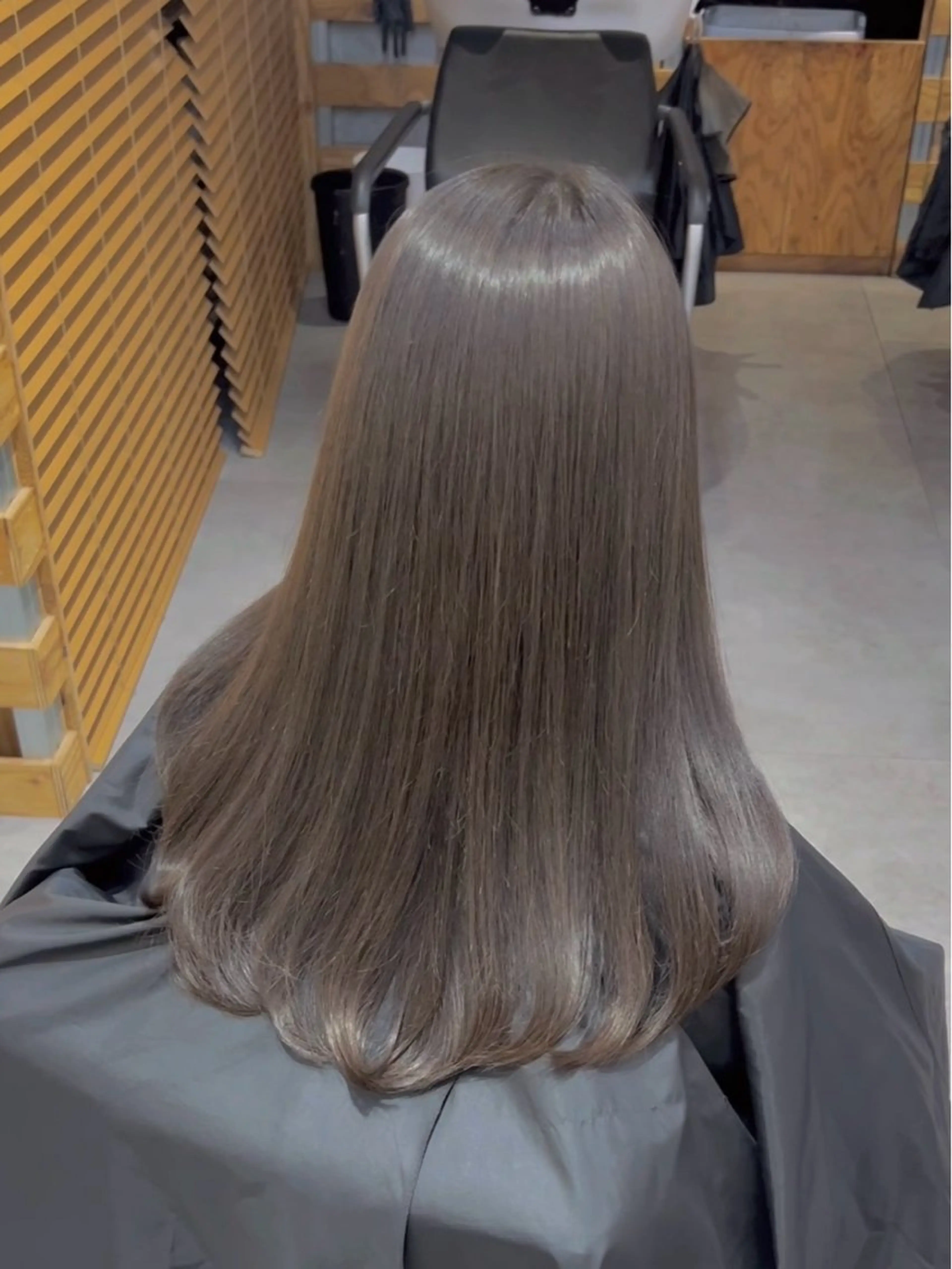 ロング カラー パーマ アッシュ アッシュグレー アッシュグレージュ ベージュカラー 黒髪 カット ヘアカラー トリートメント akira｜ 透明感ベージュ｜梅田のヘアスタイル