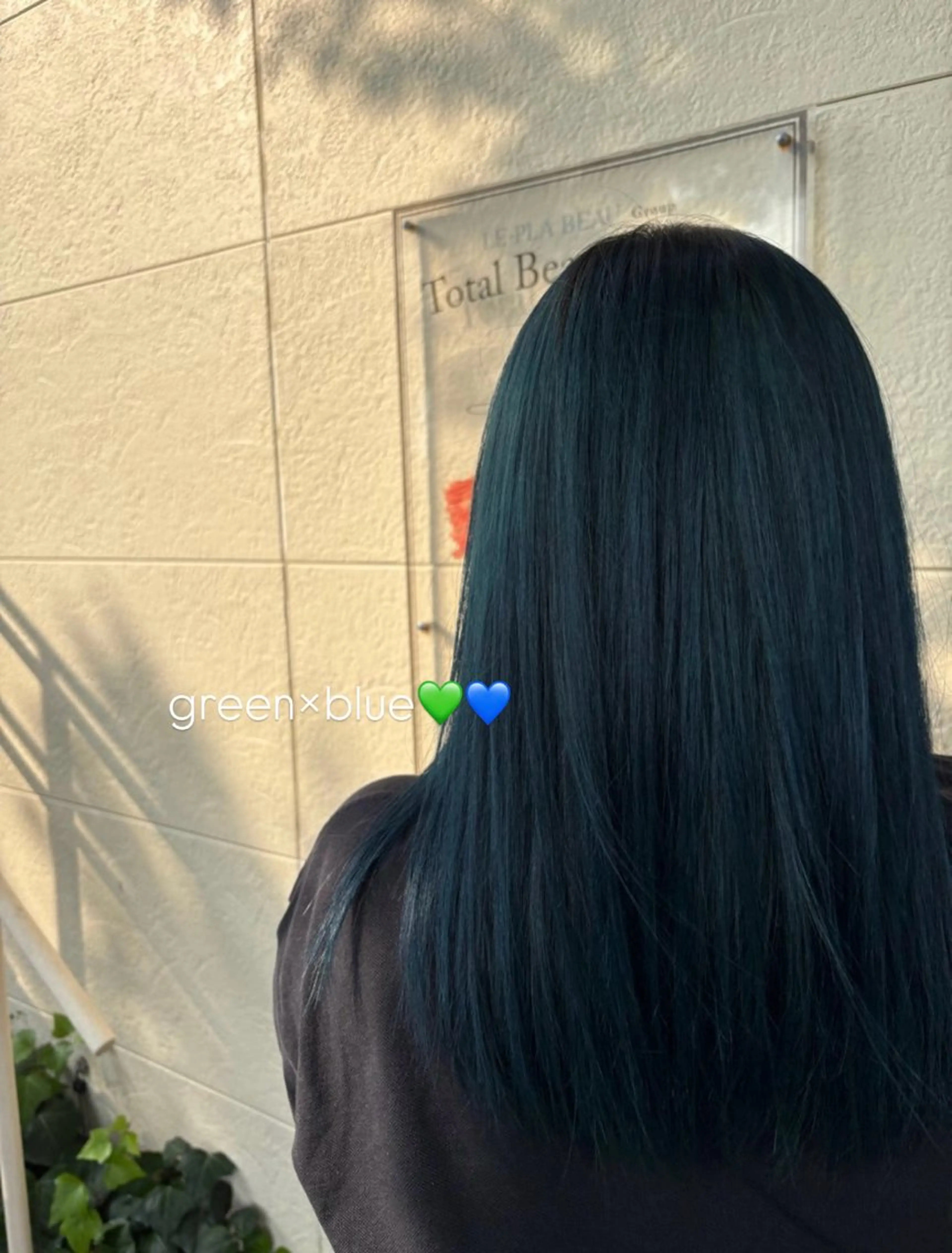 ロング カラー ルプラボウ　岡田 莉音のヘアスタイル