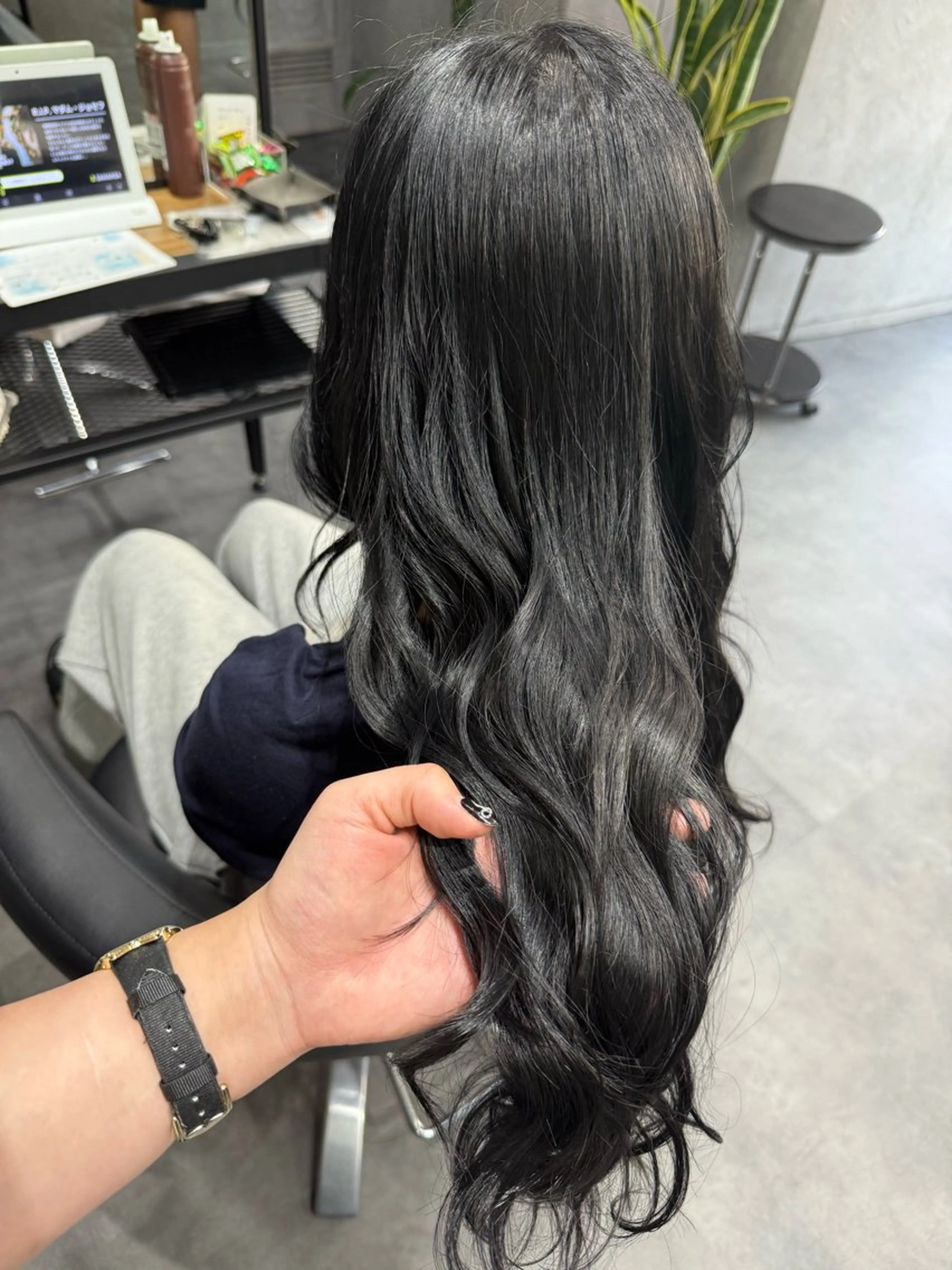 ロング カラー 黒髪 ブルーカラー ブルーブラック maco /カラー・縮毛矯正のヘアスタイル
