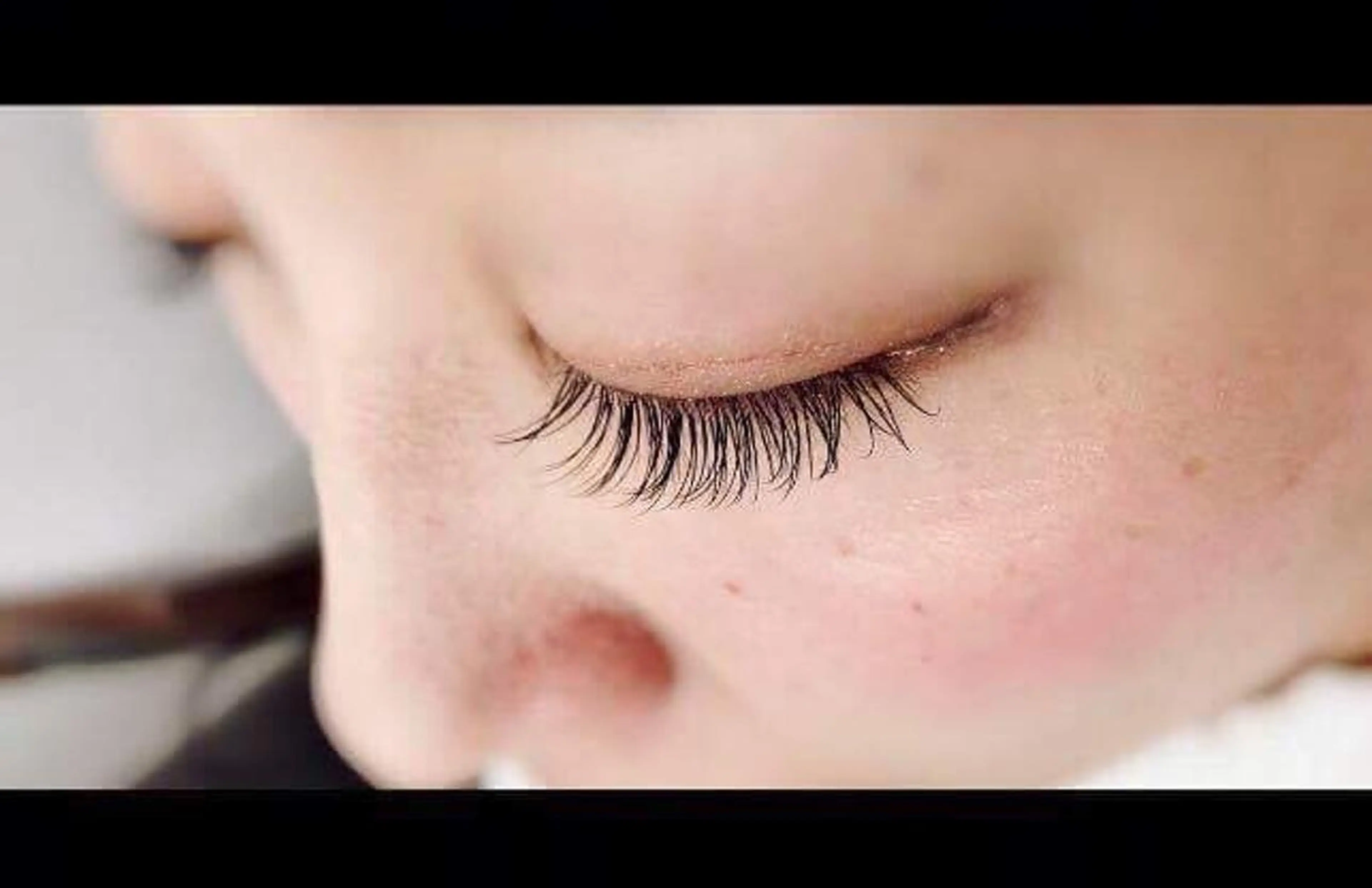 マツエク・マツパ レイヤーカット✖️ 柔らかベージュカラーのヘアスタイル