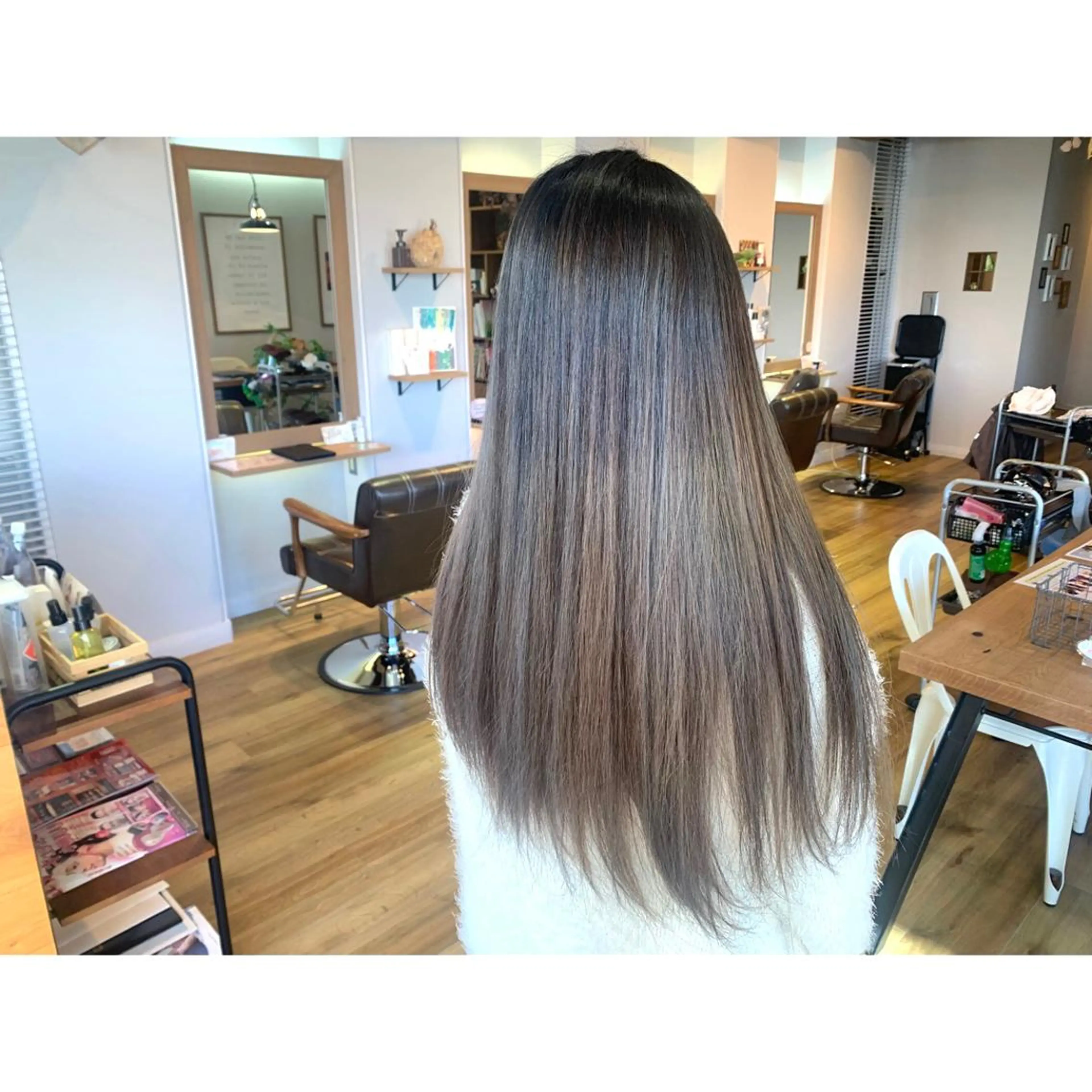 ロング カラー バレイヤージュ レイヤーカット ヘアカラー トリートメント ツキダテ ユイのヘアスタイル