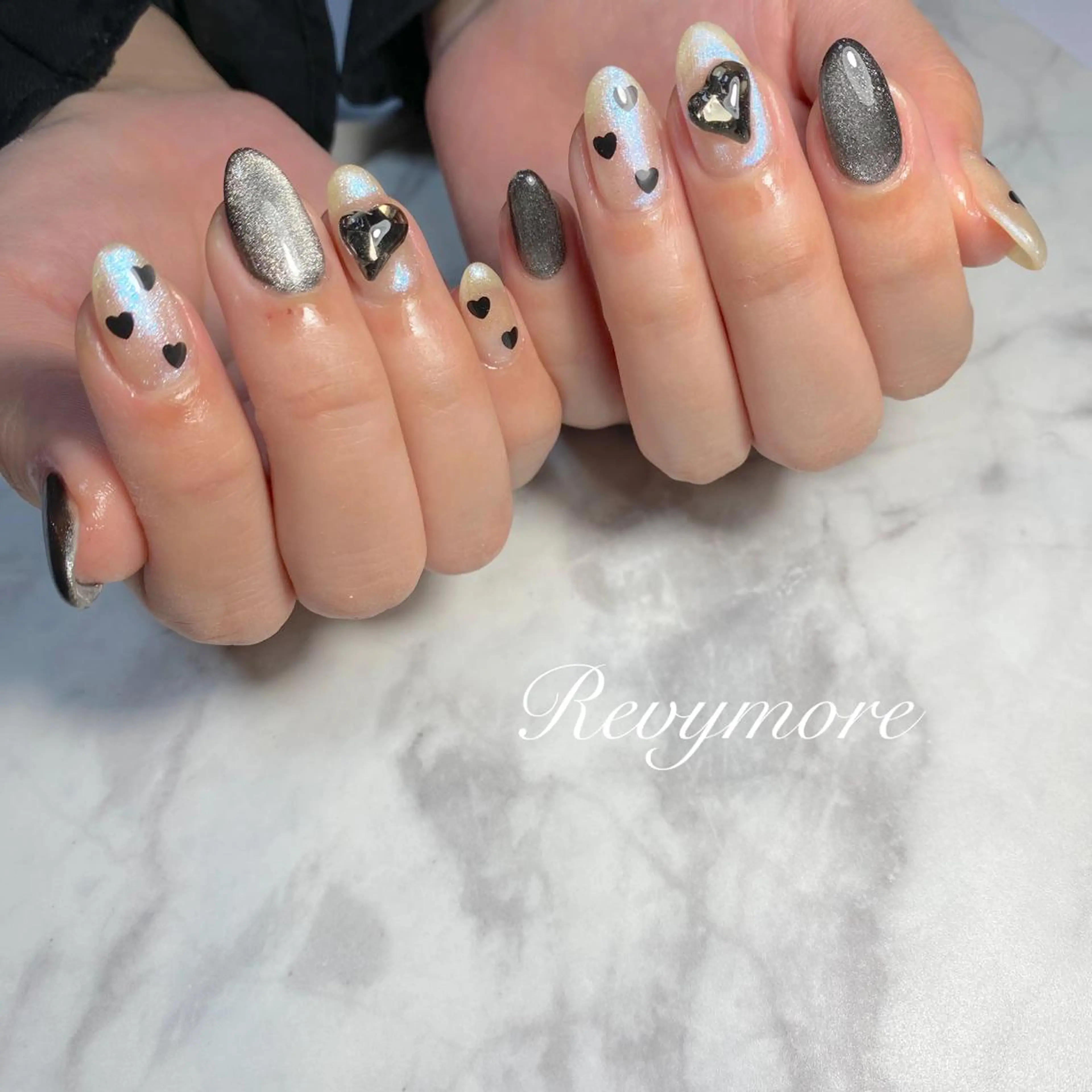 ミディアム ネイル 韓国風ヘア ジェルネイル ハート キラキラネイル 韓国ネイル nail salon Revymoreのネイルデザイン