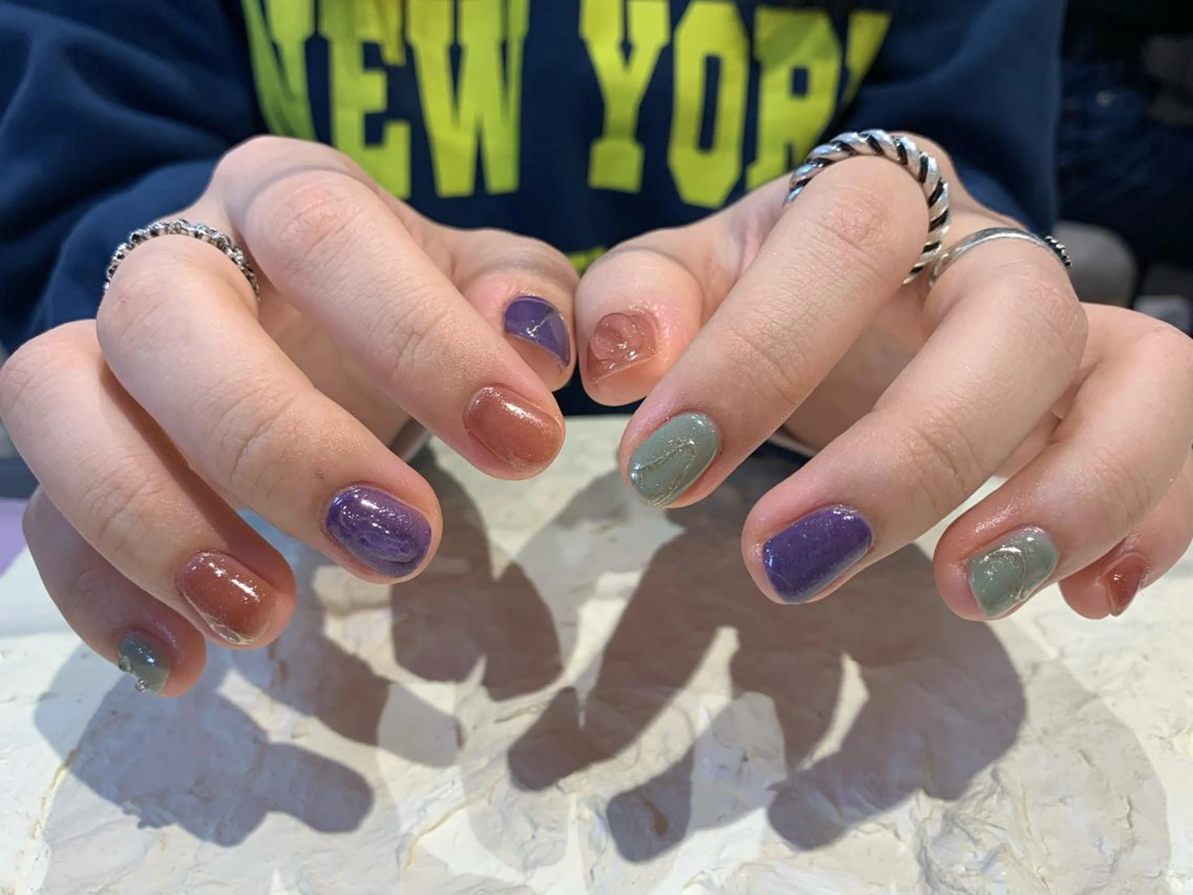 ネイル ブラウン マキノ ユイのネイルデザイン