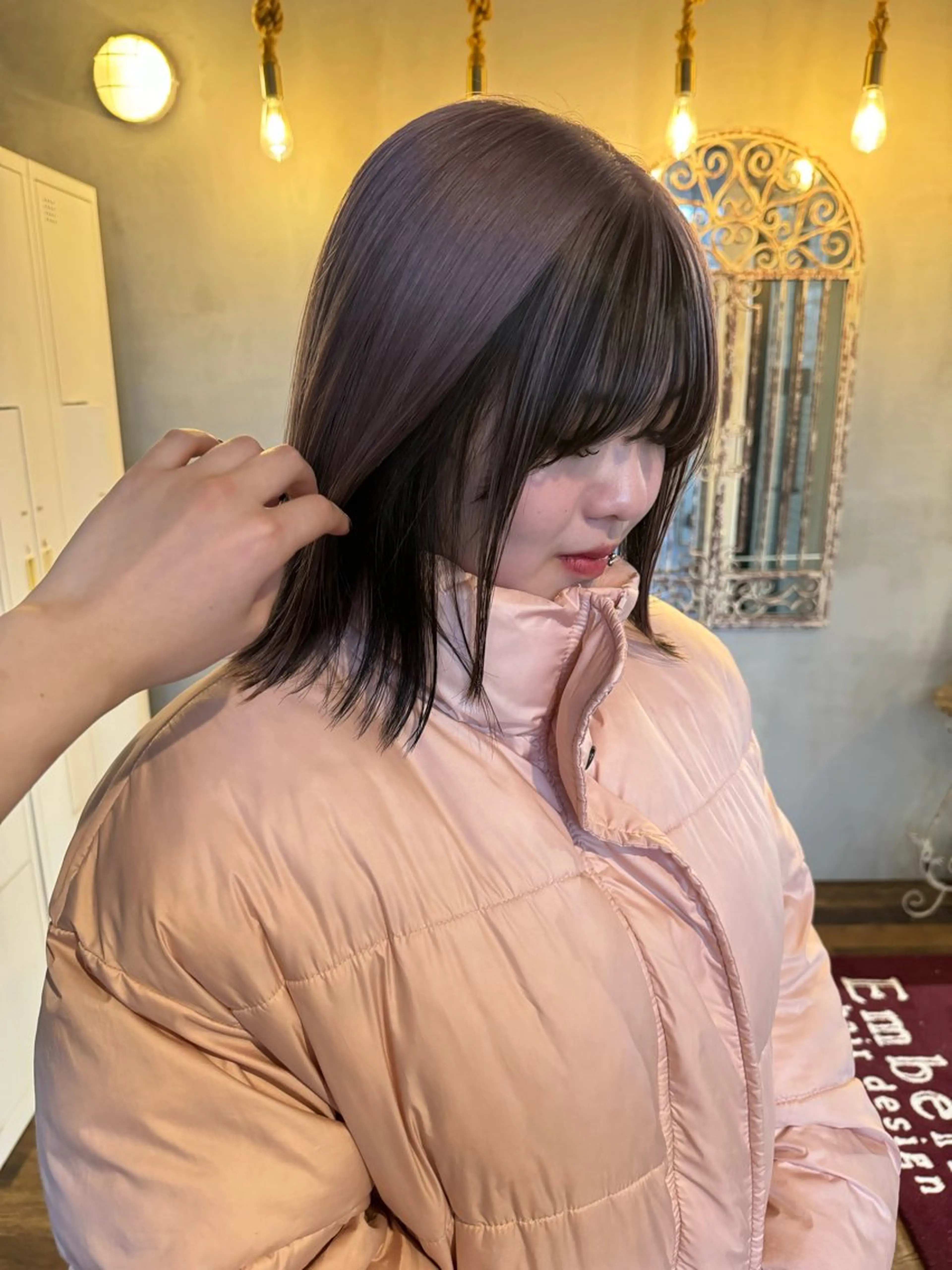 ミディアム カラー 赤みなしオリーブ ハイトーン×レイヤーのヘアスタイル